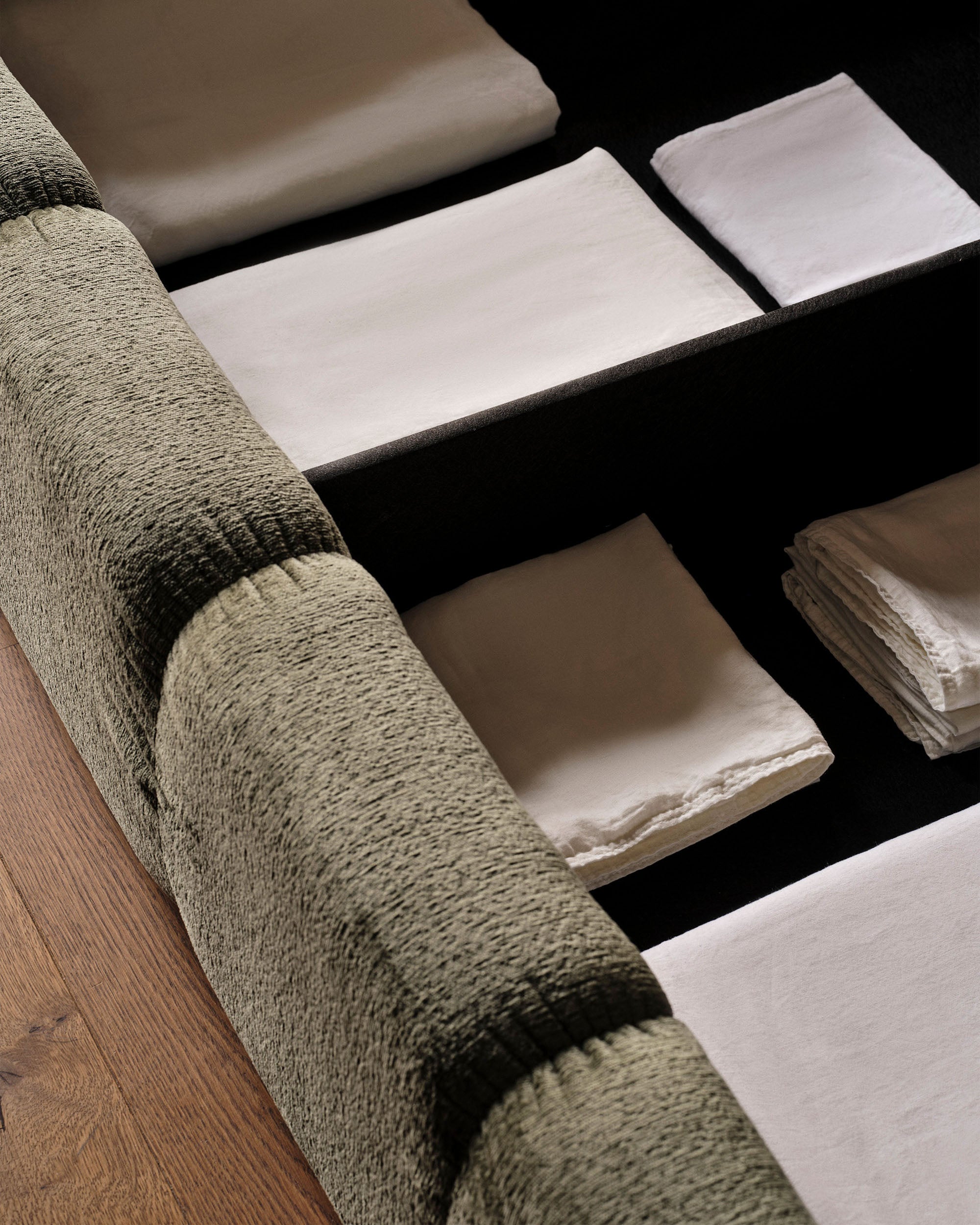 Samtbett mit Bettkasten LUPINE sandfarben