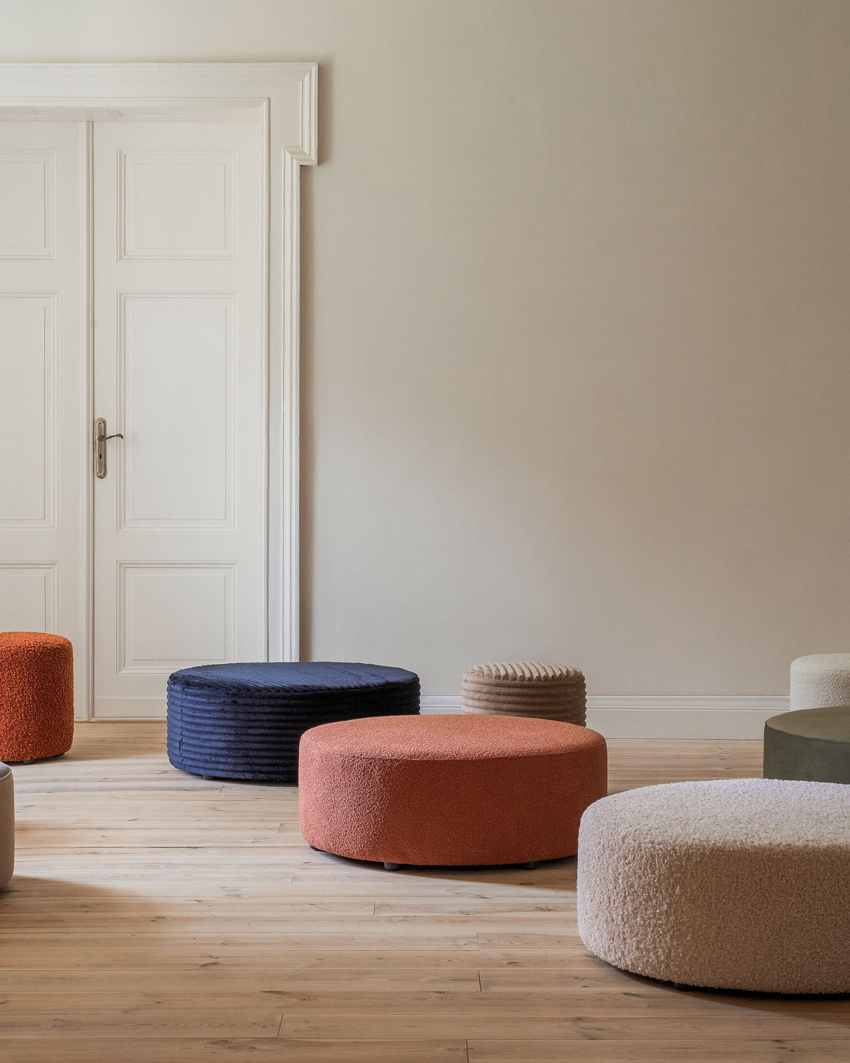 Puf DIA ciemnoszary puszysty boucle – ujęcie 6