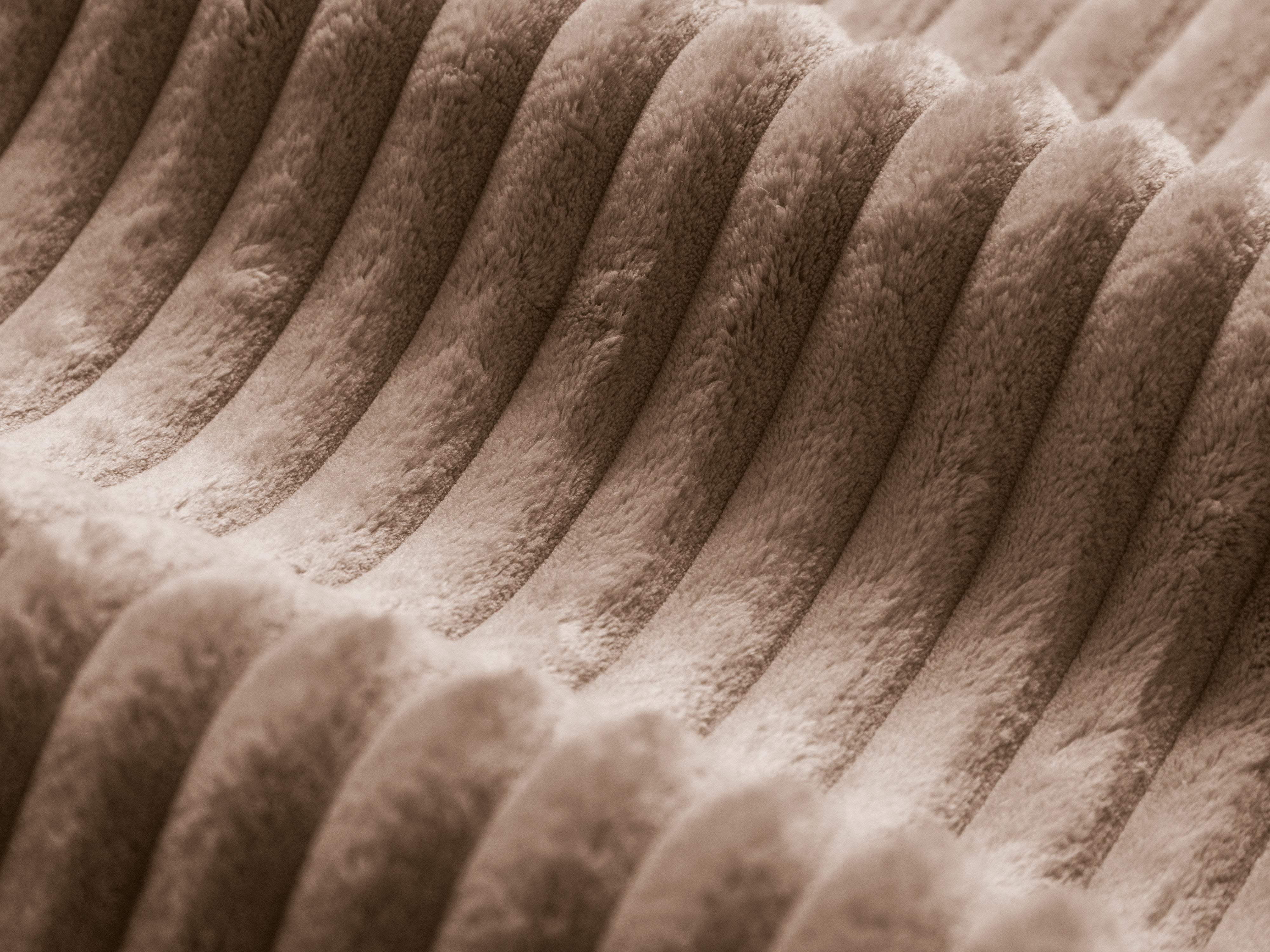 Rechts -Ecke mit einem Martin -Tisch dunkler Beige Corduroy