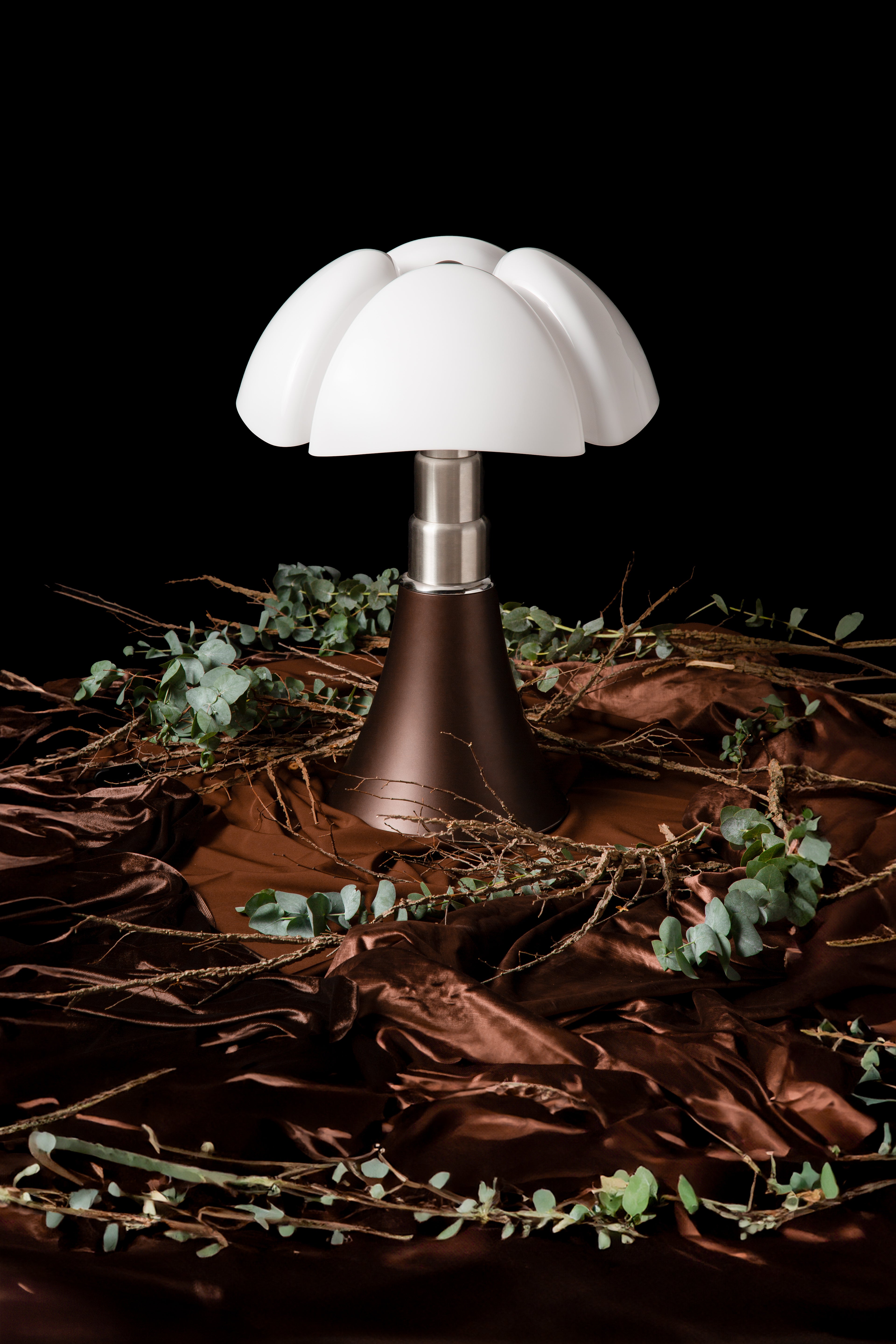 Lampa stołowa PIPISTRELLO opalowy klosz z brązową matową podstawą