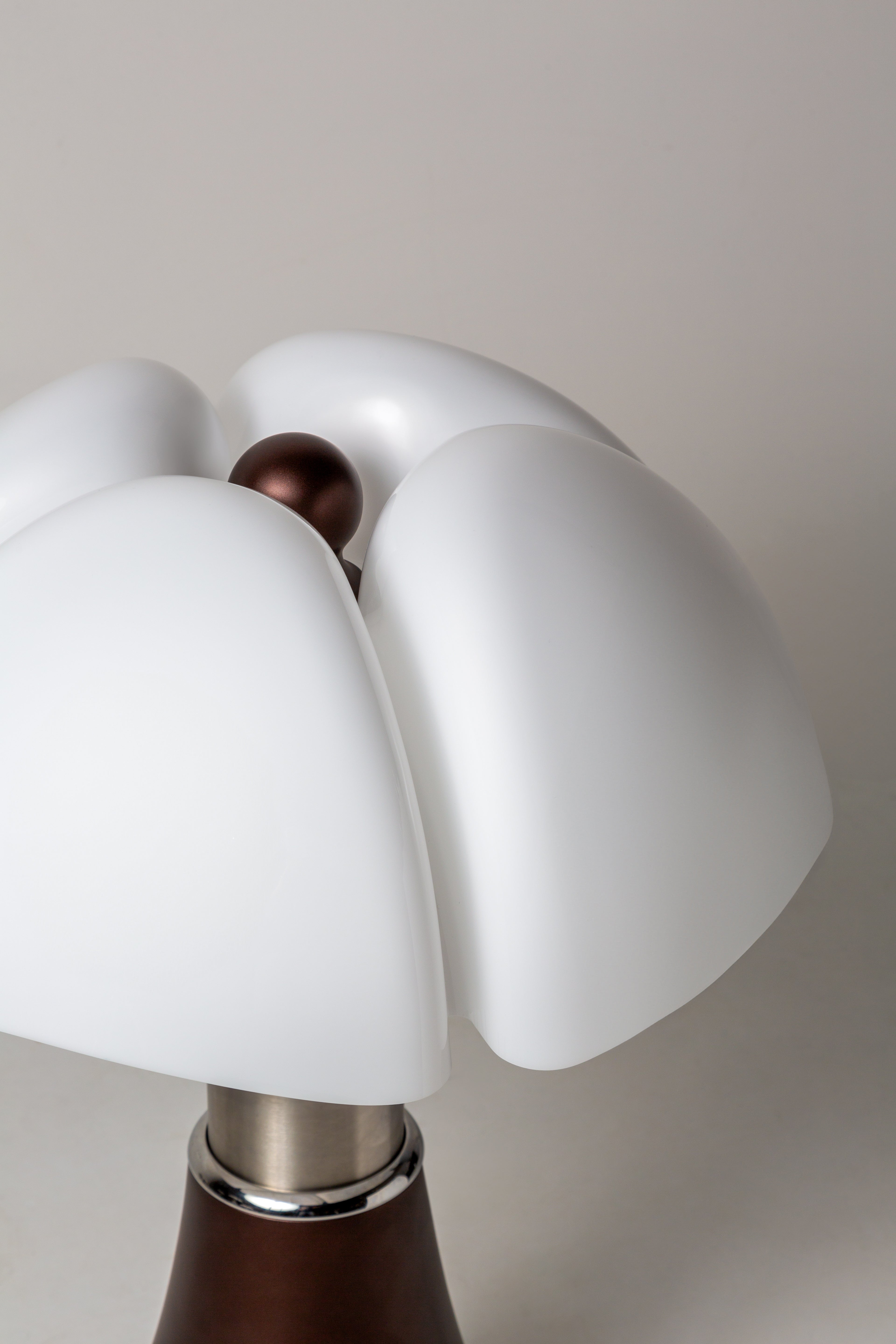 Lampa stołowa PIPISTRELLO opalowy klosz z brązową matową podstawą