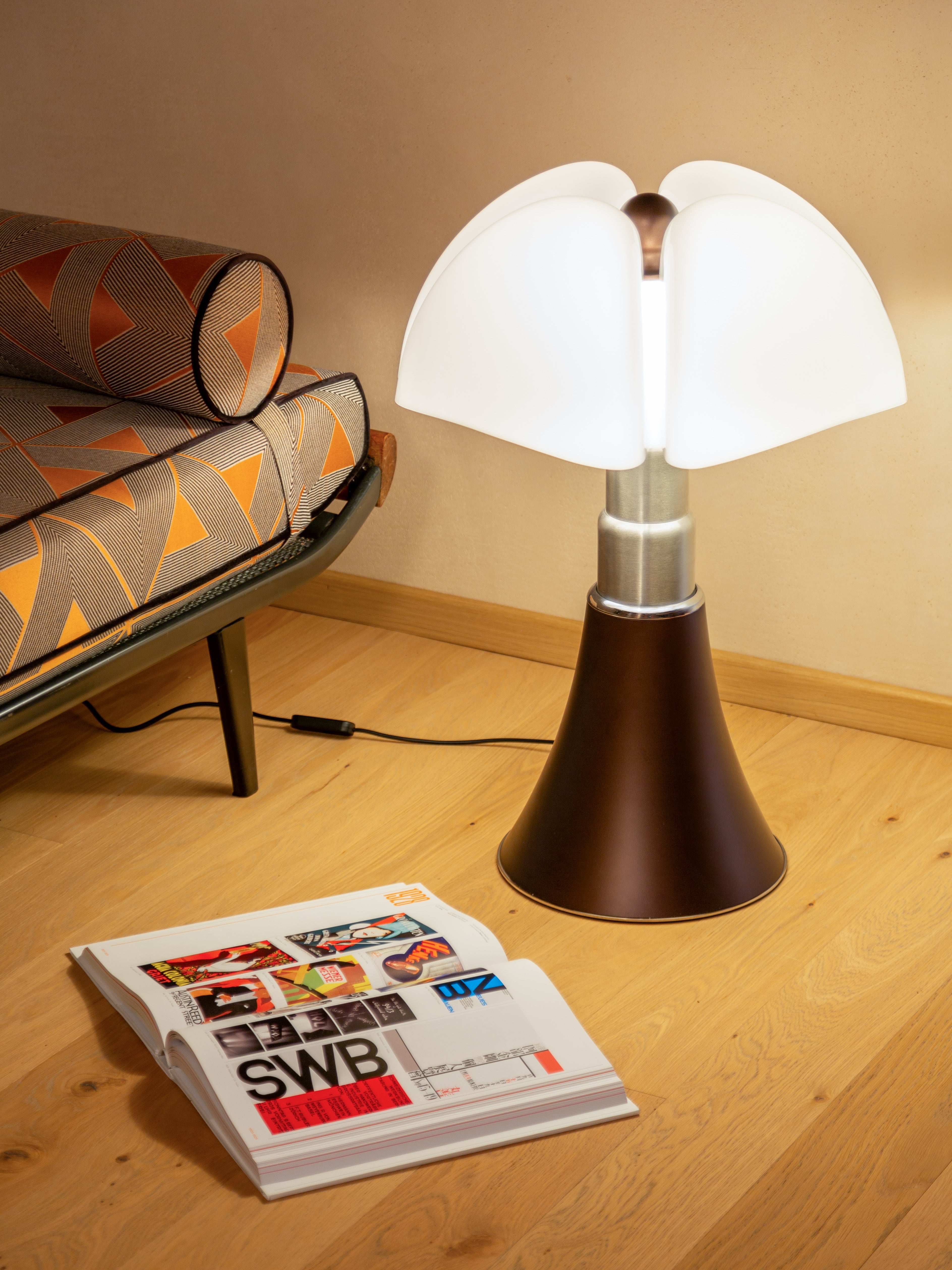 Lampa stołowa PIPISTRELLO opalowy klosz z brązową matową podstawą