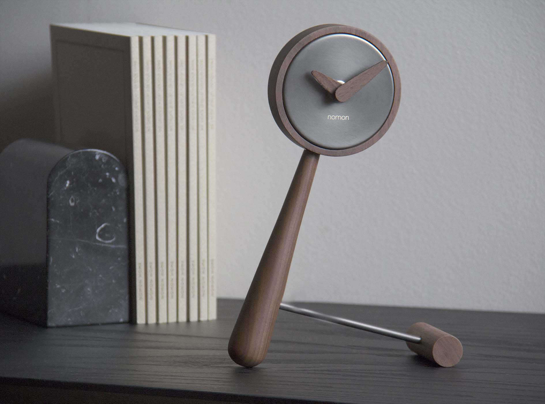 Tischuhr MINI PUNTERO aus Nussbaumholz mit graphitfarbener Oberfläche