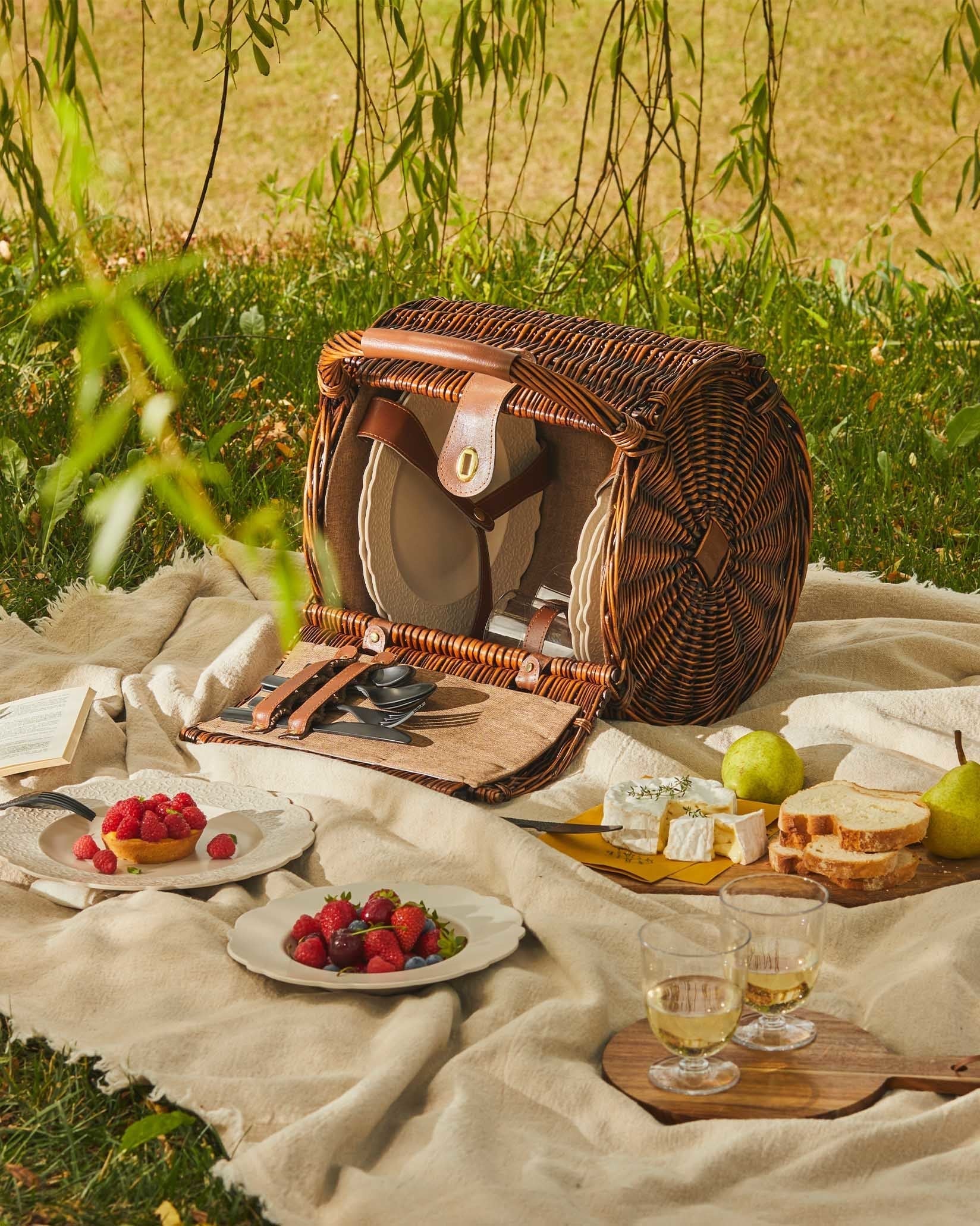 Braun gekleideter Picknicktätte