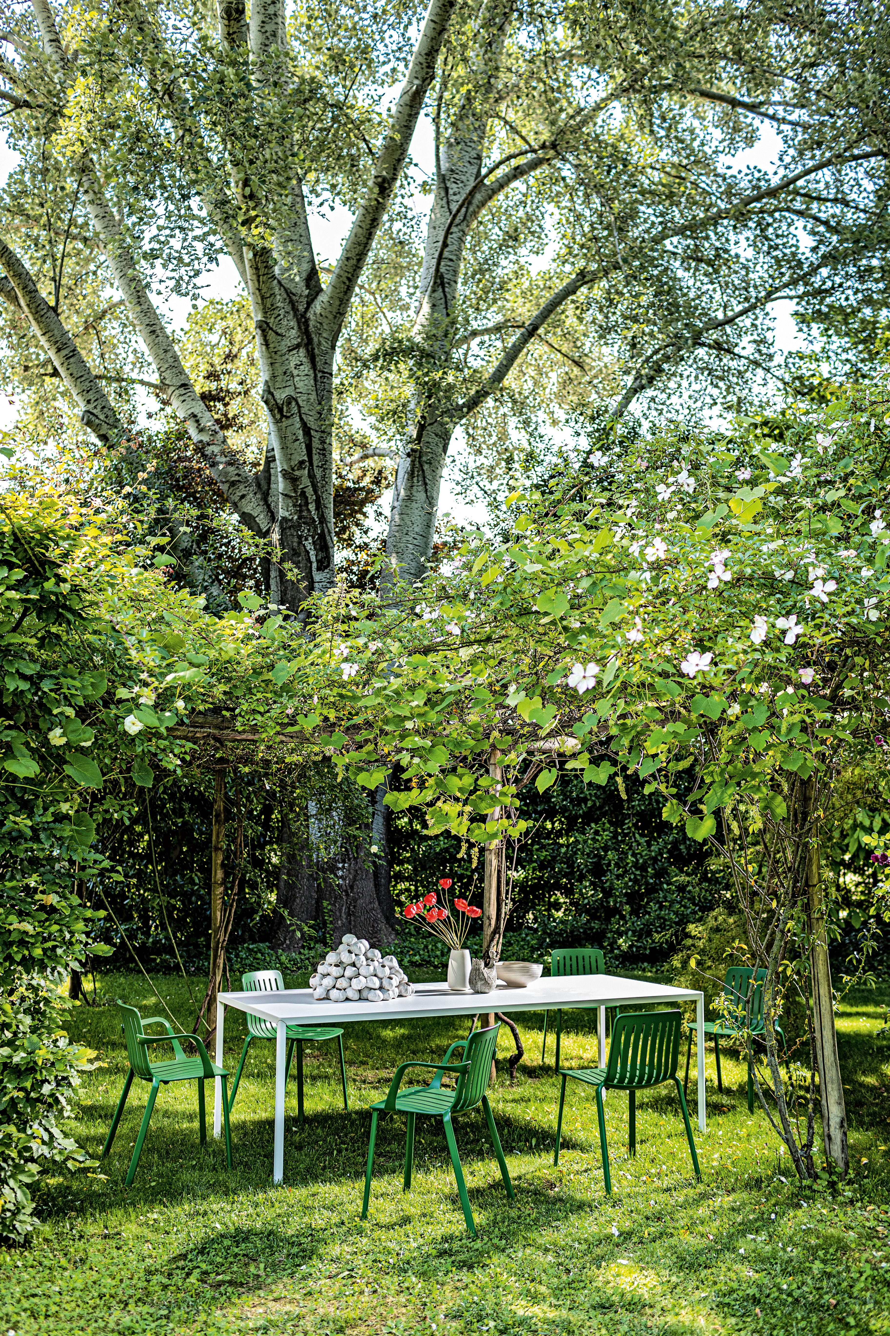 External chair with plato gray armrests