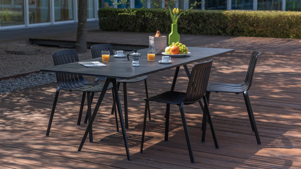 BAGUETTE table with a white aluminum base