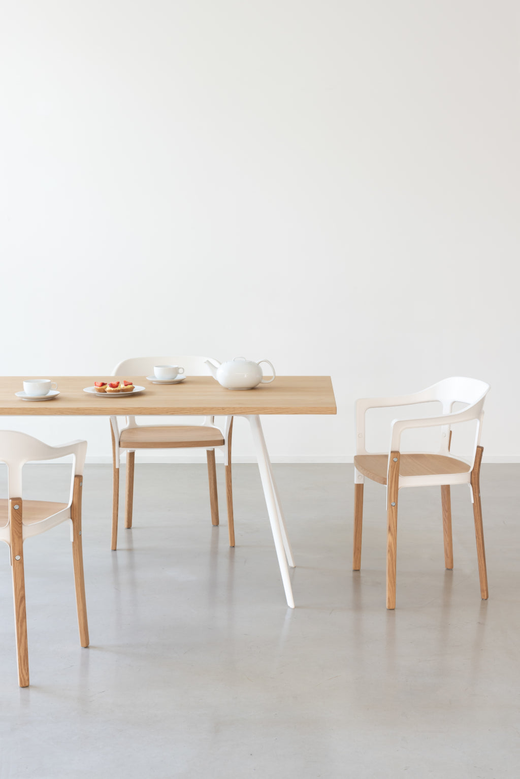 BAGUETTE Tisch mit weißem Aluminiumgestell
