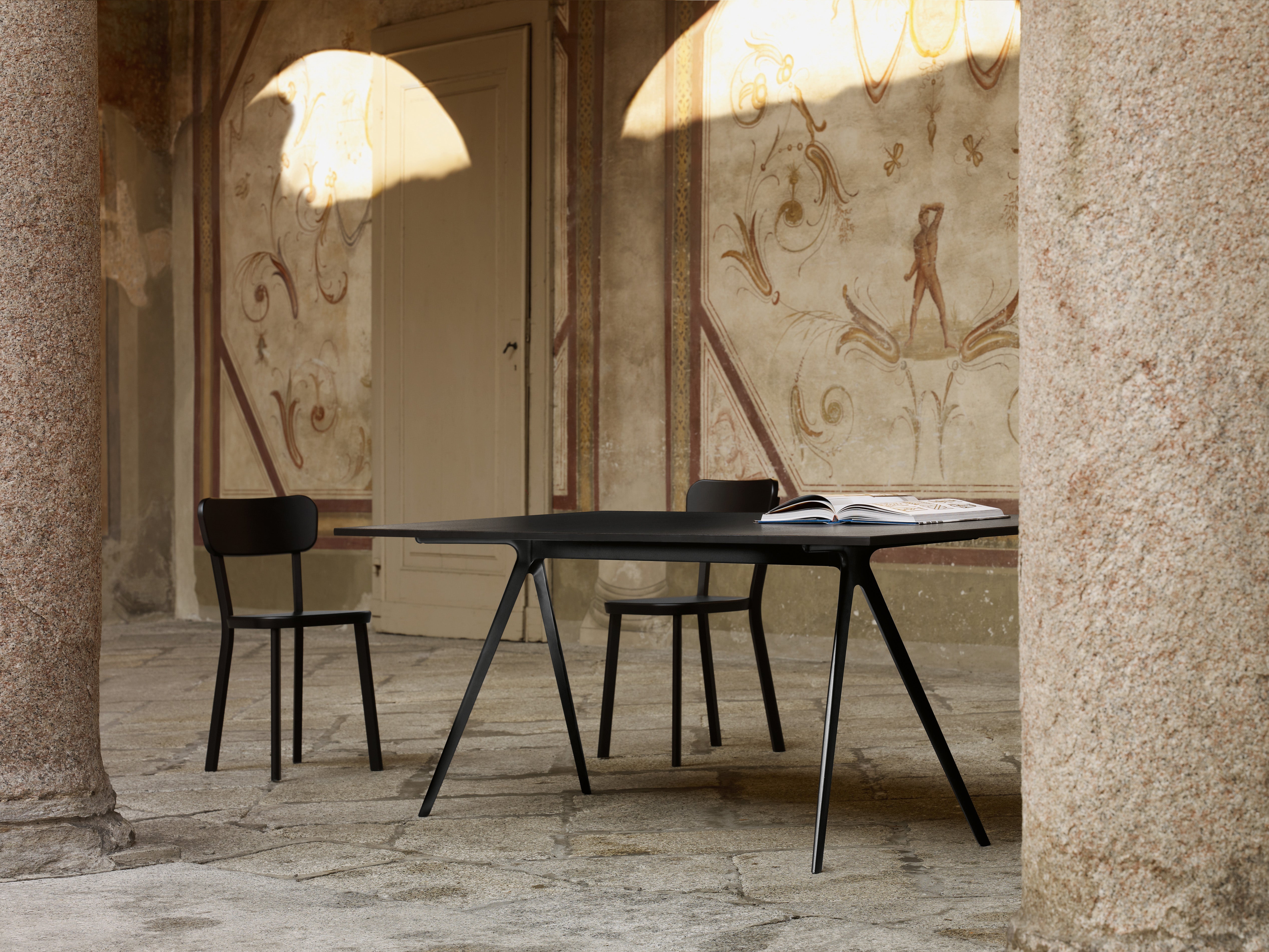 BAGUETTE desk in burgundy with a black base