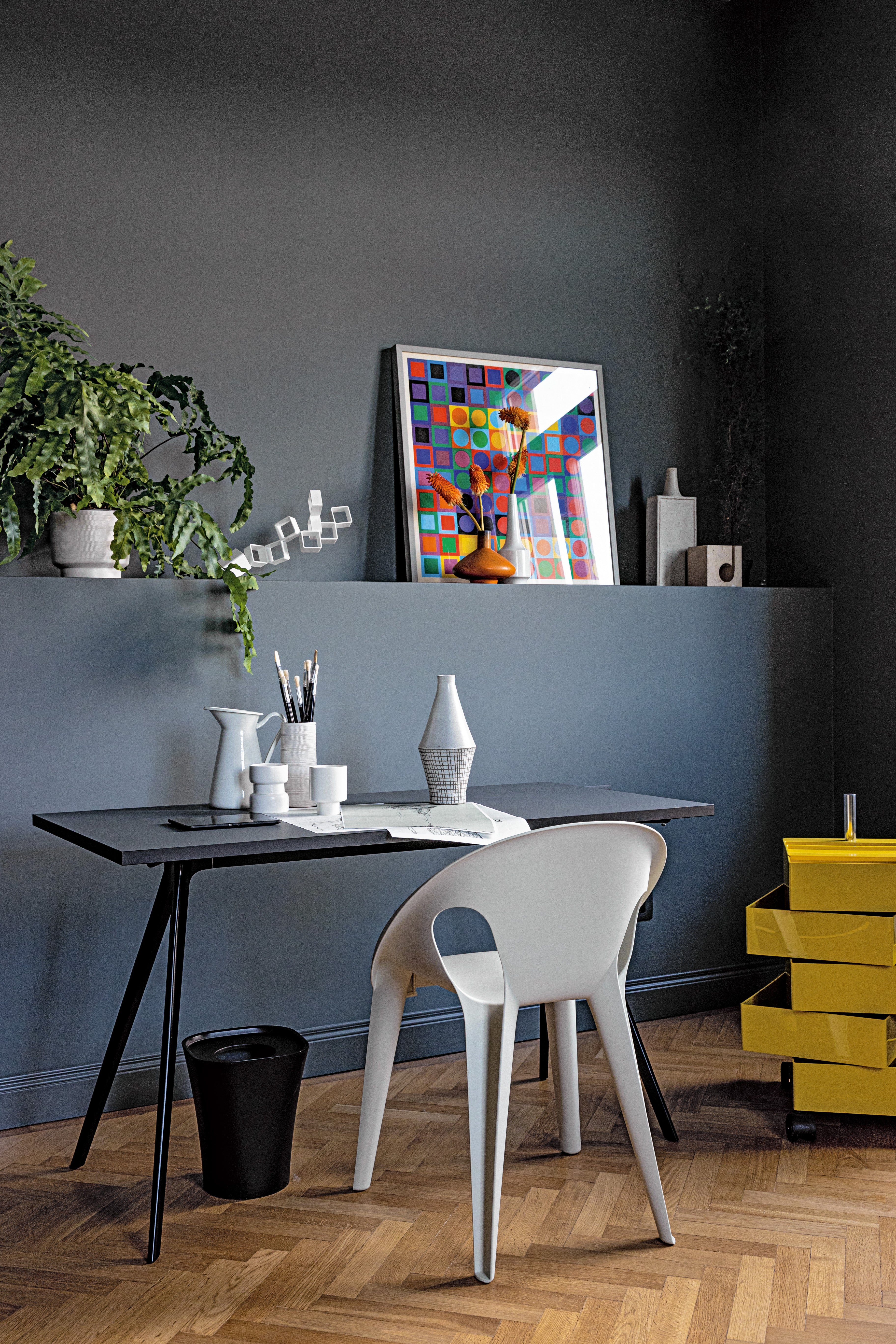BAGUETTE desk in black with a black base