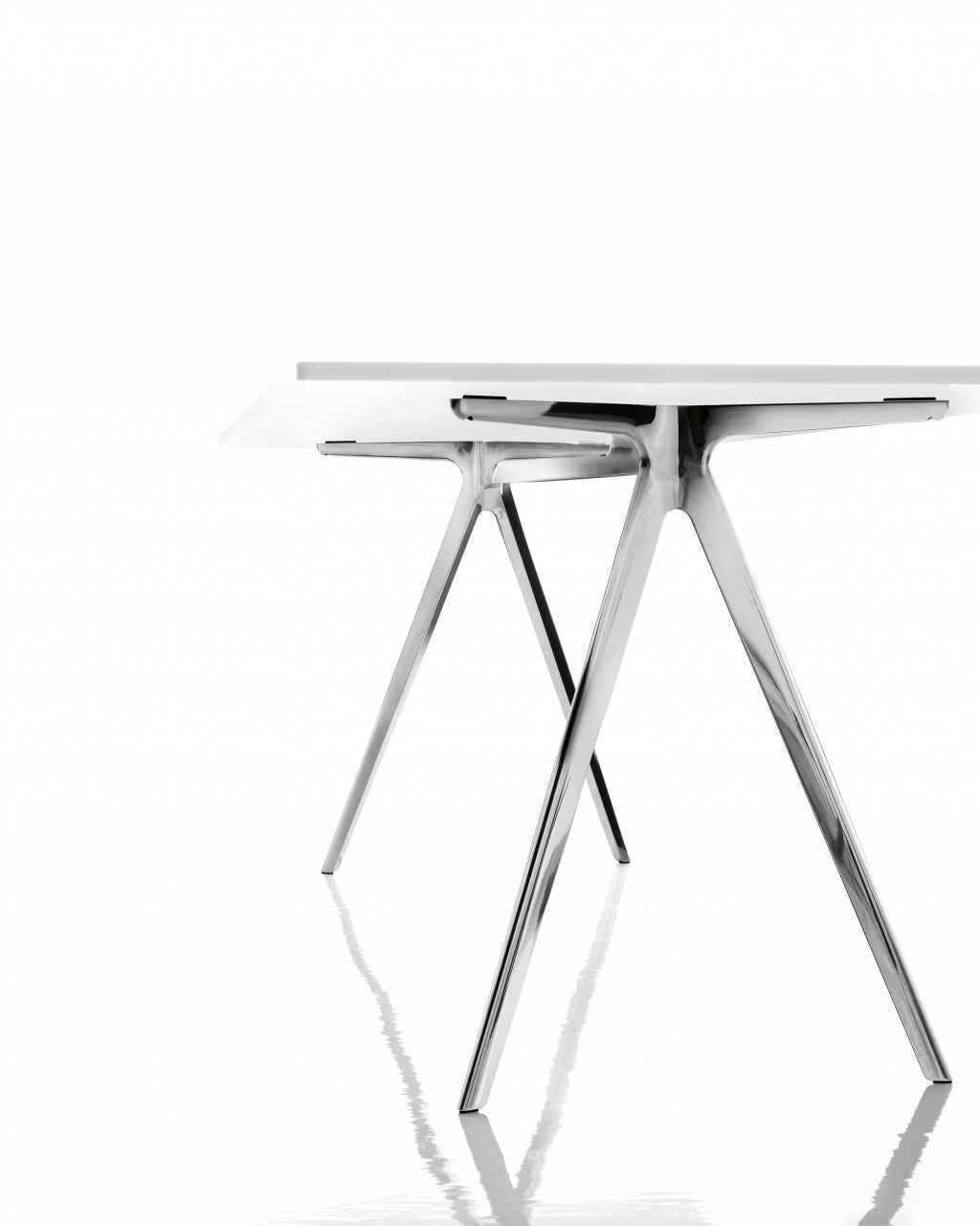 BAGUETTE Tisch mit poliertem Aluminiumgestell