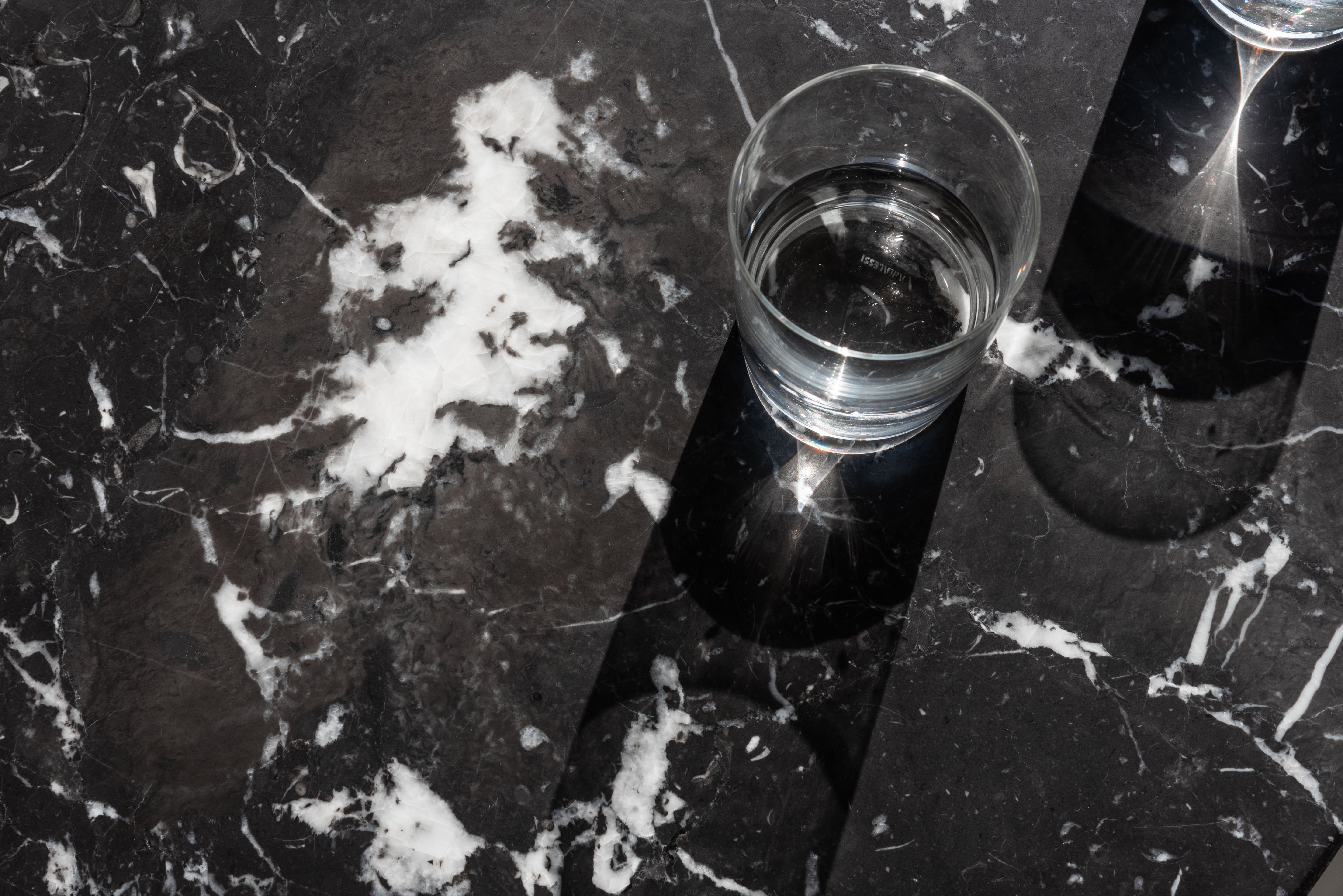 Round table BRUT black marble with green base