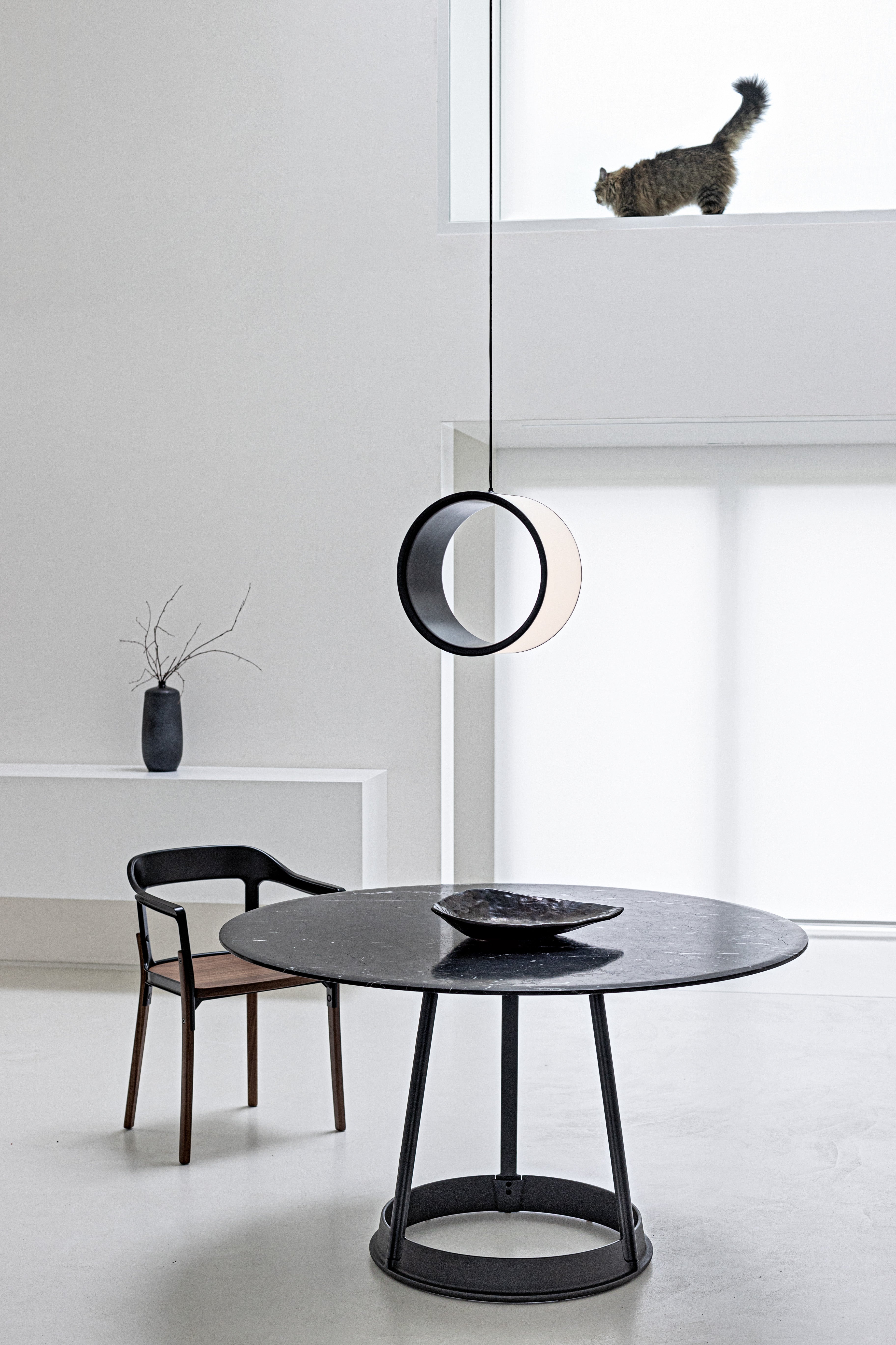 Round table BRUT black marble with green base