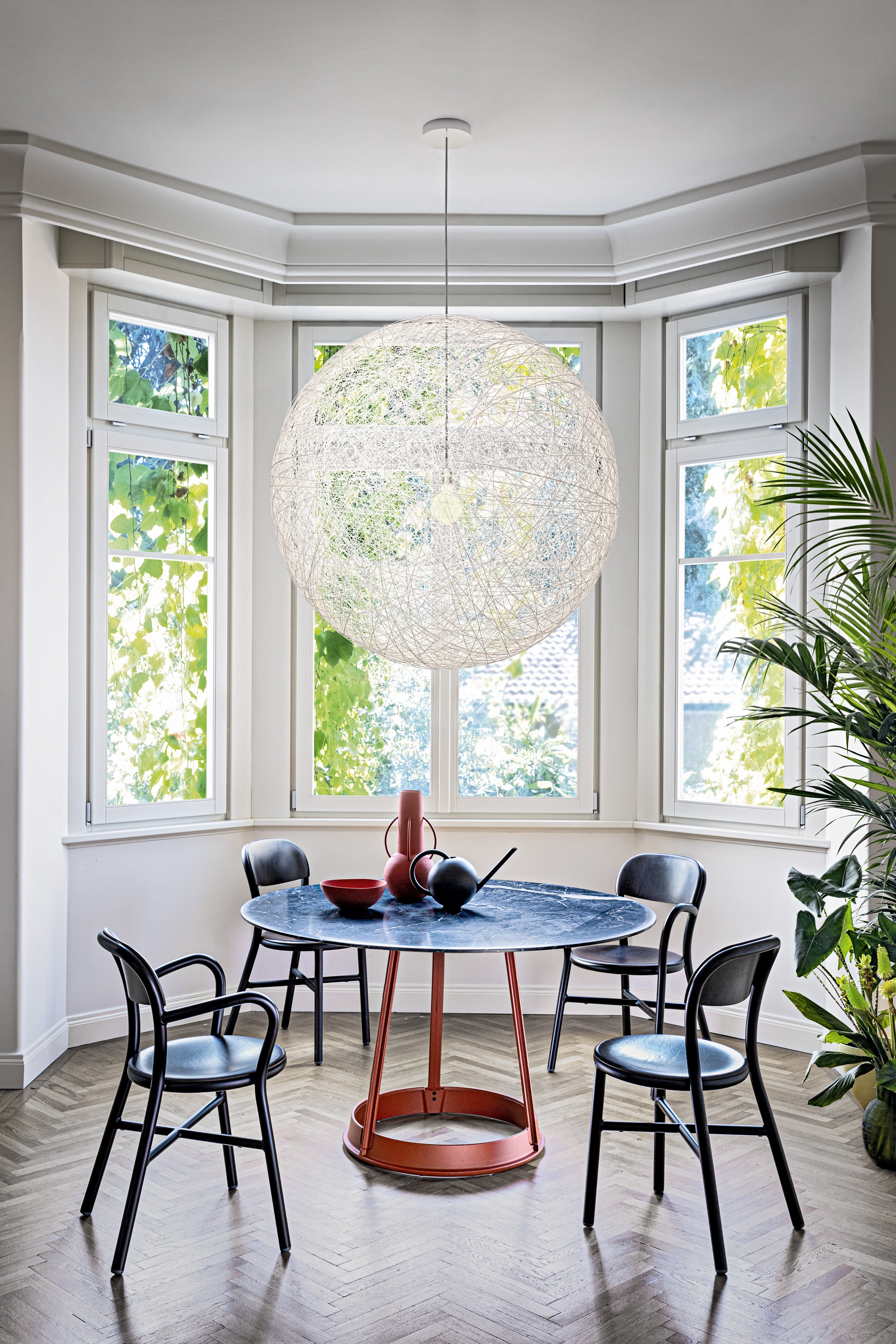Round table BRUT black marble with green base