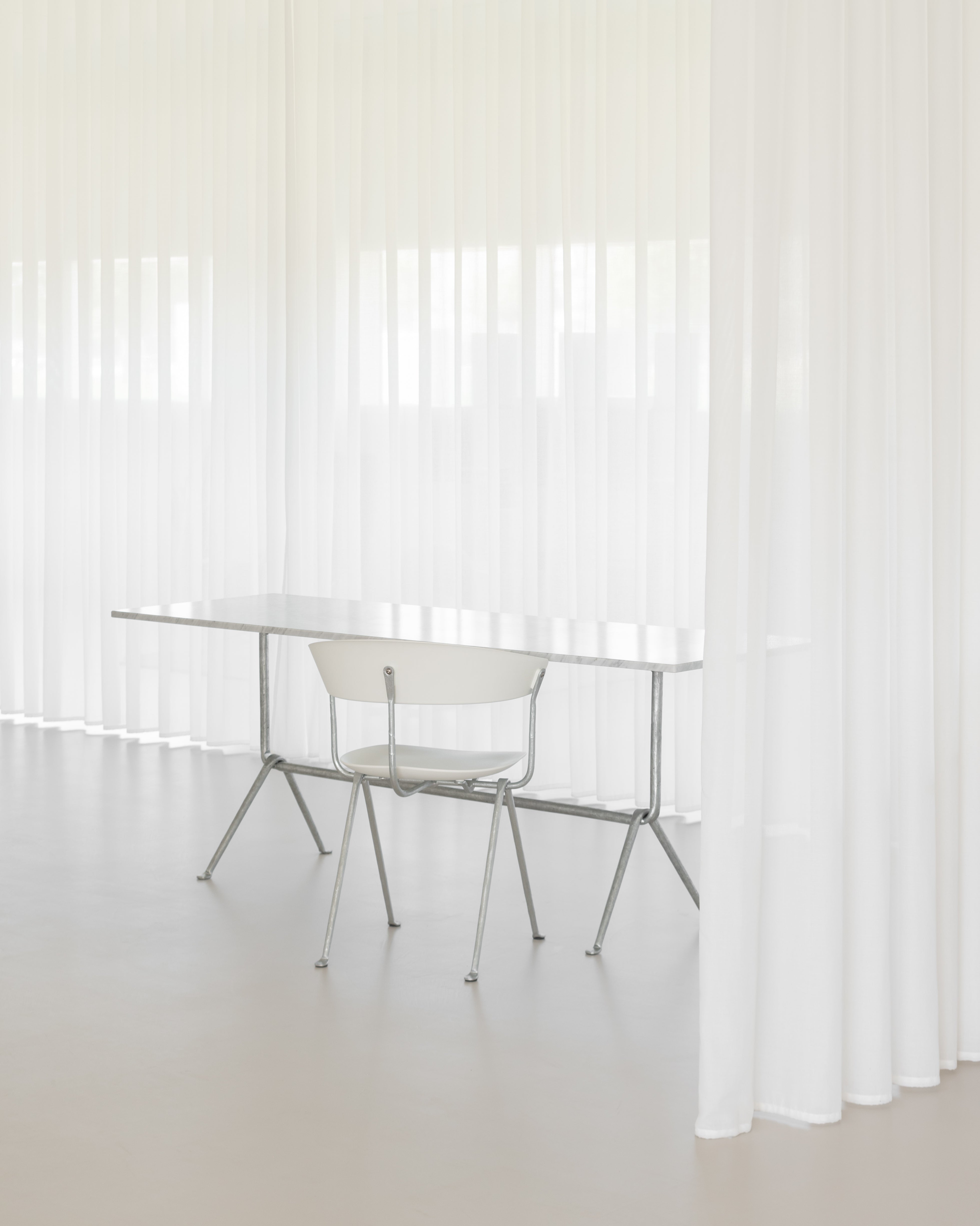 OFFICINA Stuhl mit Metallgestell und weißem Sitz