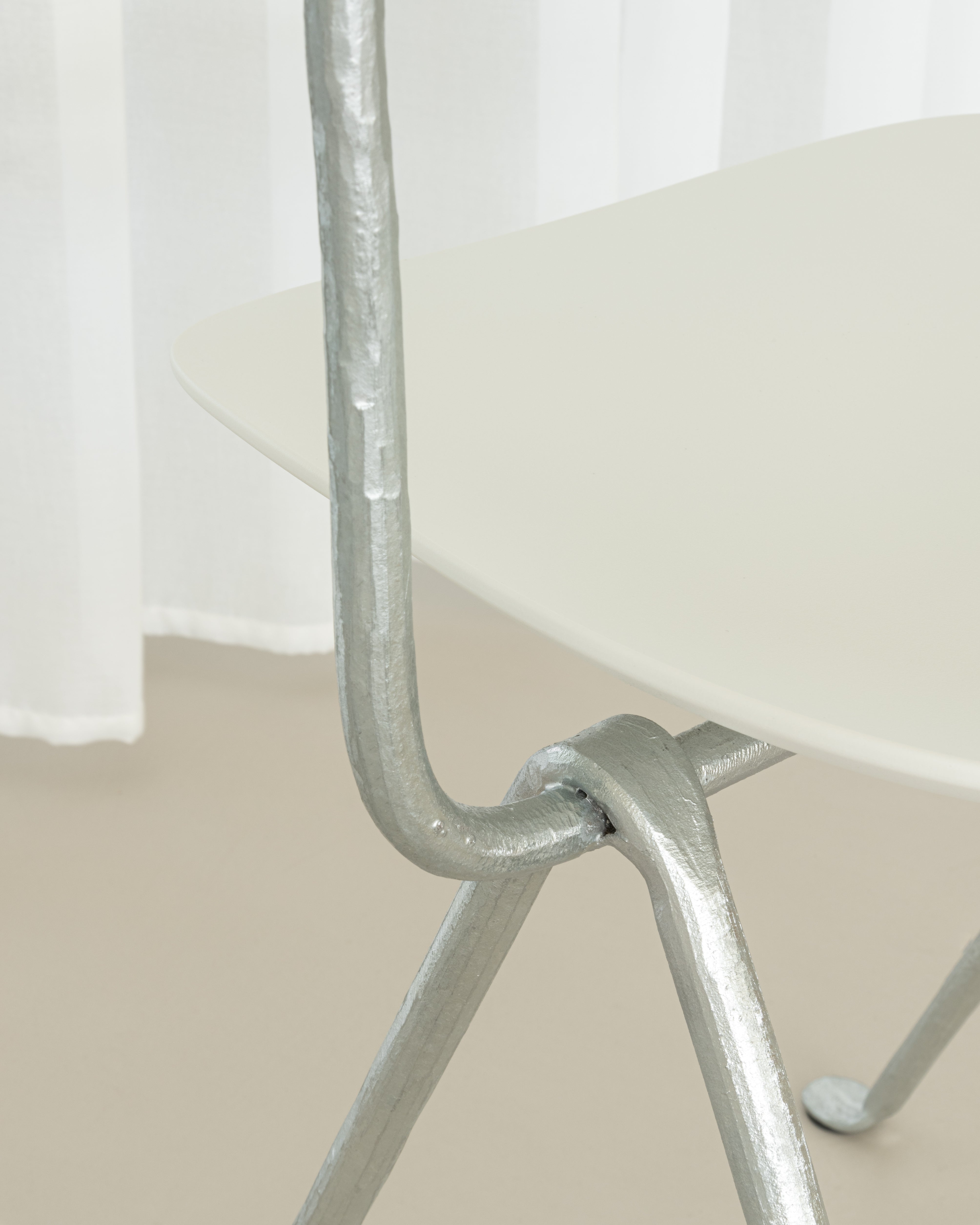OFFICINA Stuhl mit Metallgestell und weißem Sitz