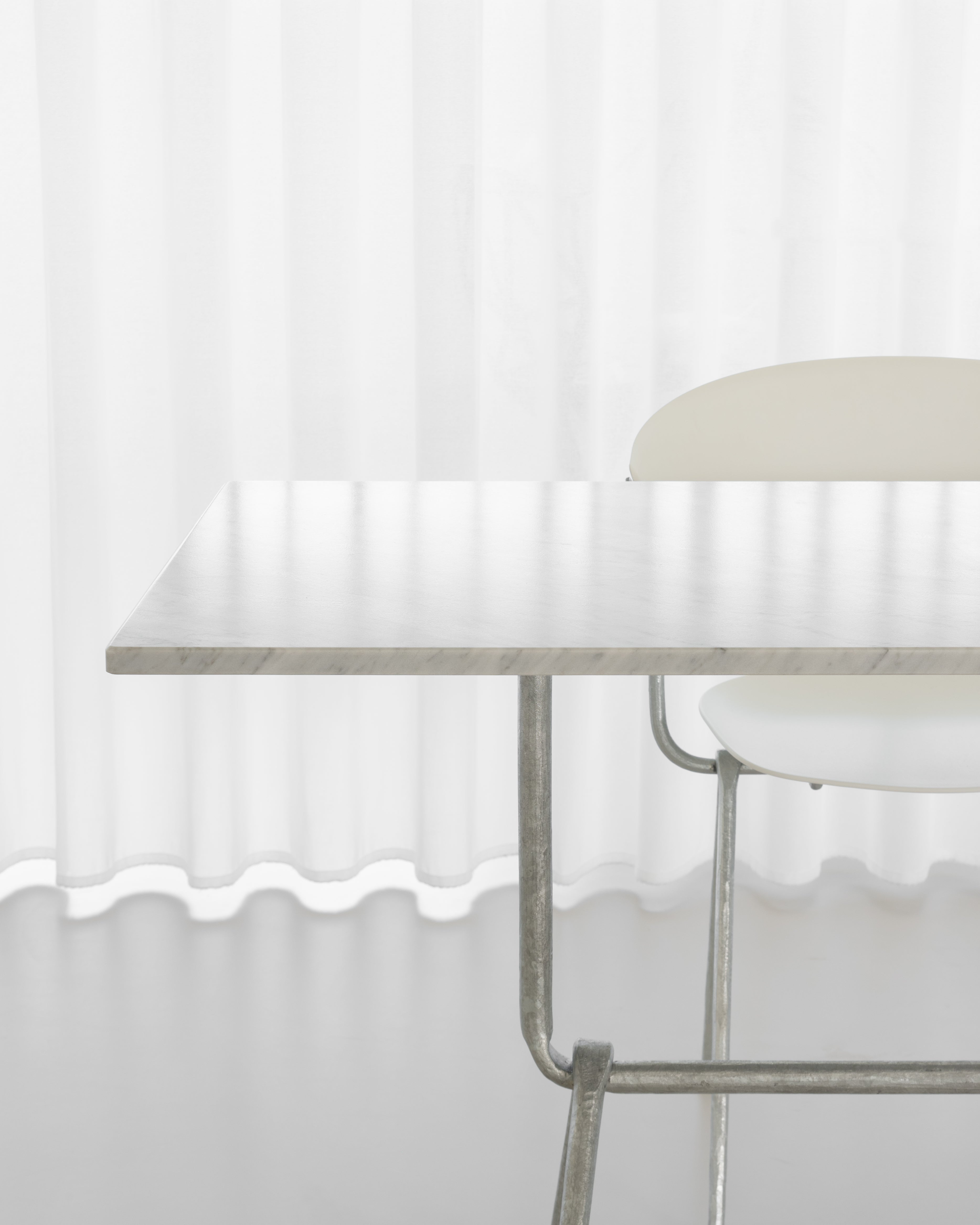 OFFICINA Stuhl mit Metallgestell und weißem Sitz