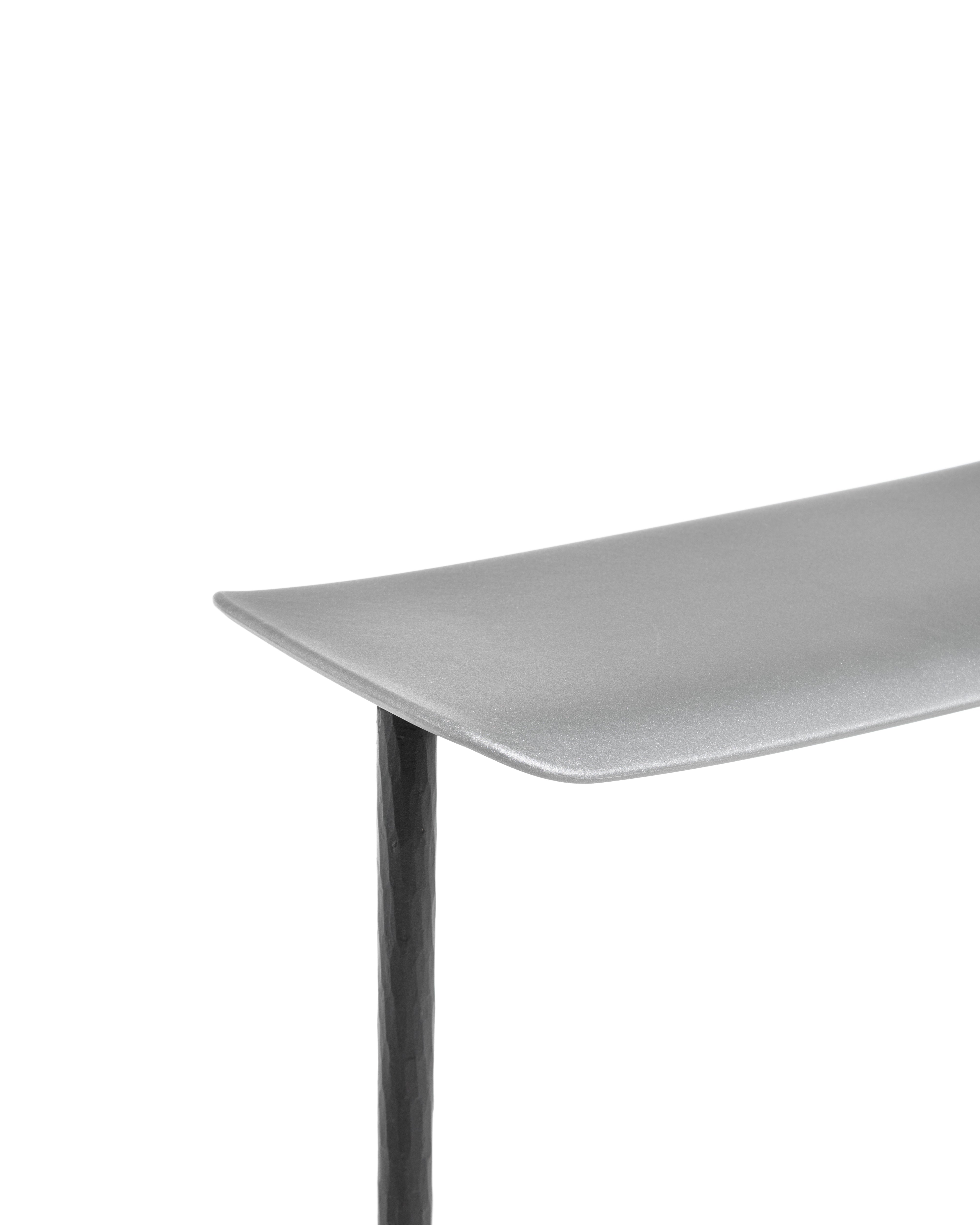 OFFICINA Barhocker mit anthrazitfarbener Basis und metallischer Sitzfläche