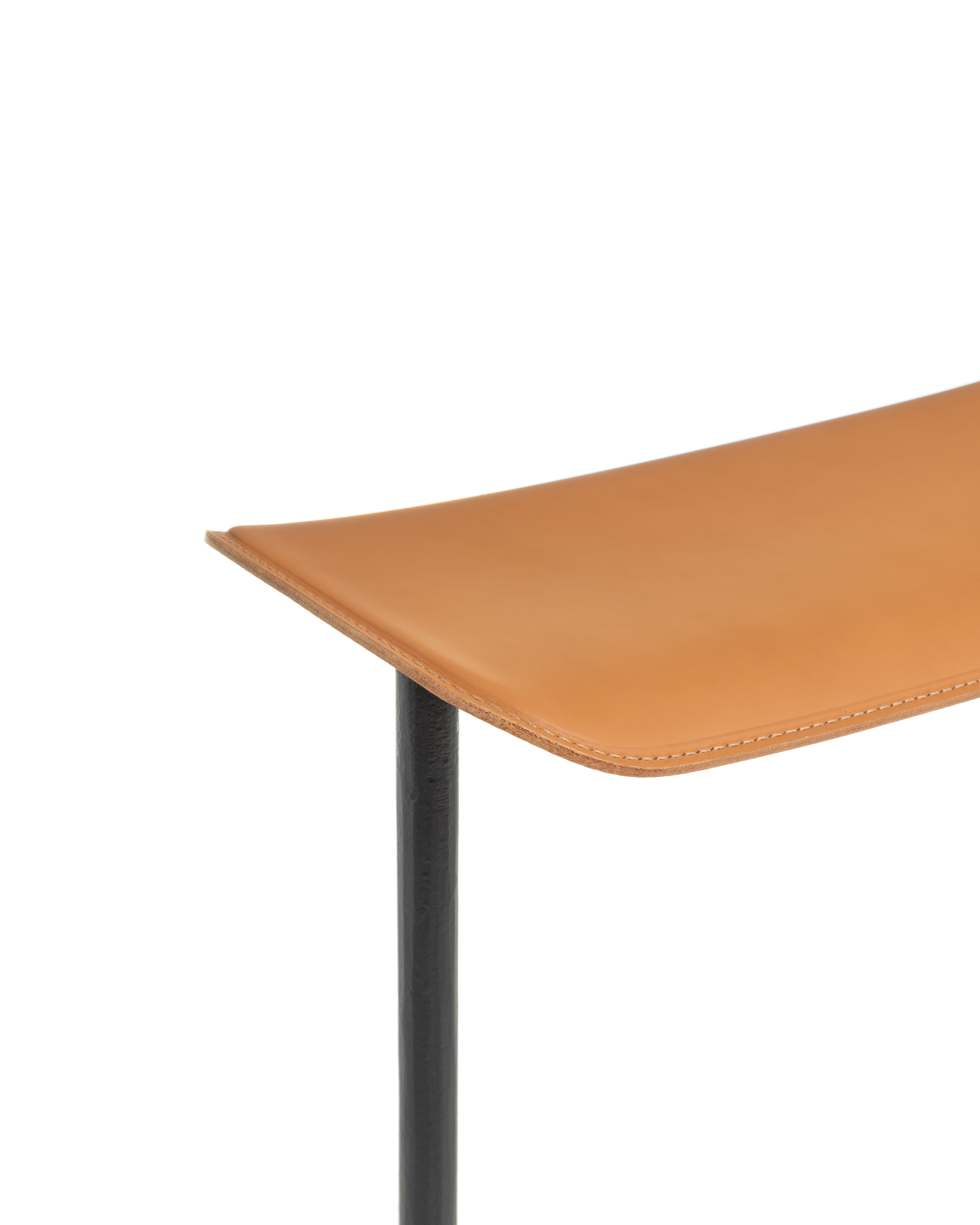OFFICINA bar stool with an anthracite base and cognac leather seat