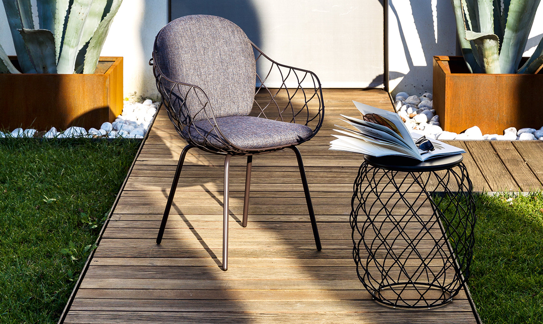 Outdoor chair PIÑA red with a brown base