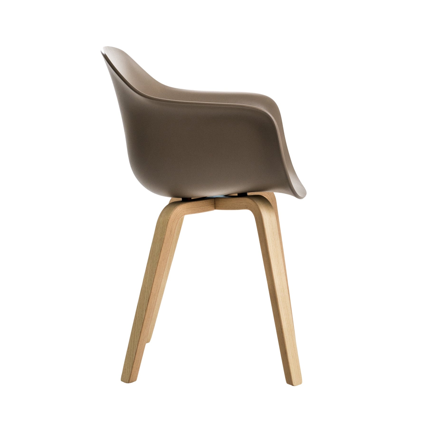 SUBSTANCE brauner Sessel mit Eschengestell