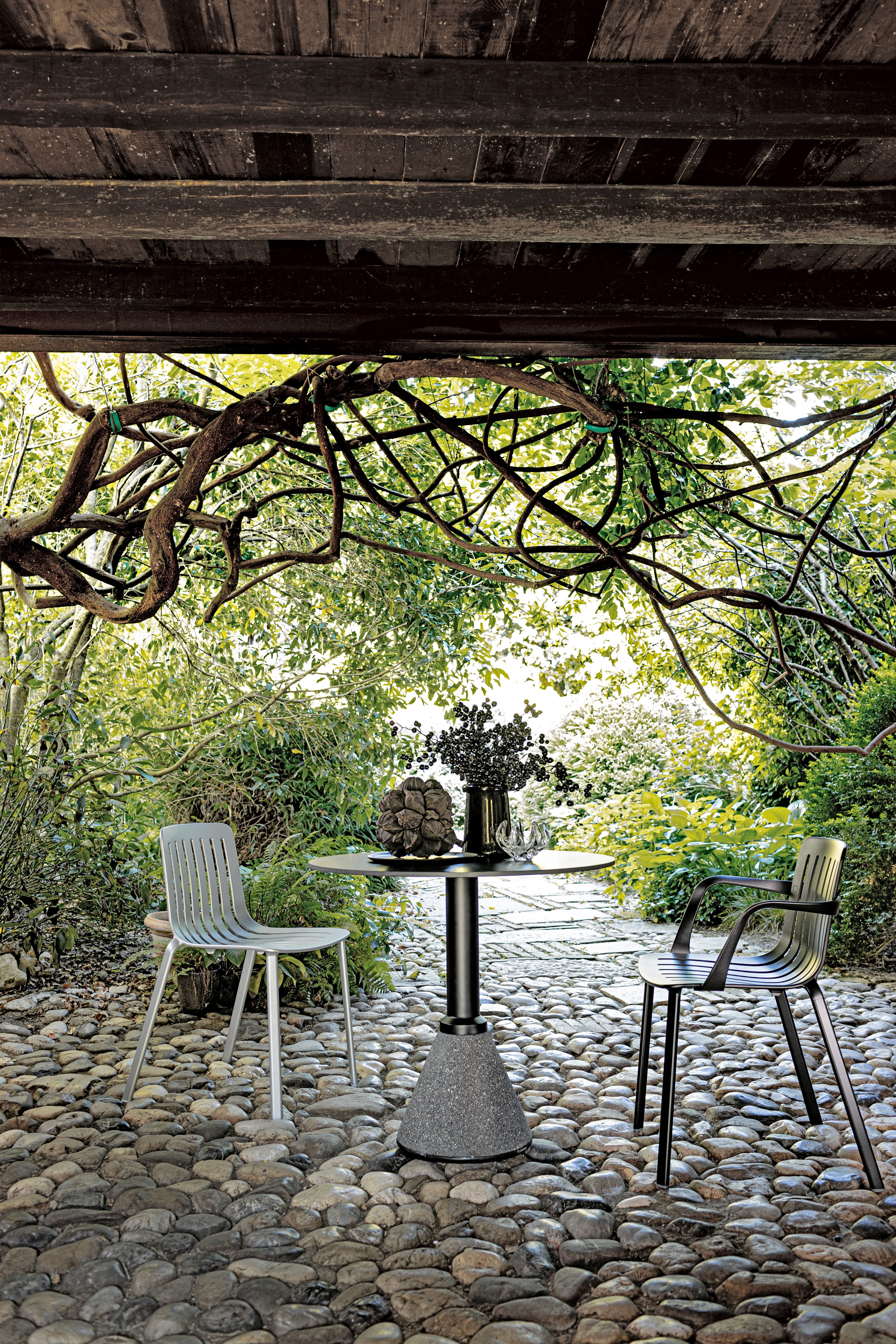 TABLE_ONE BISTROT schwarzer runder Gartentisch mit dunklem Betonsockel