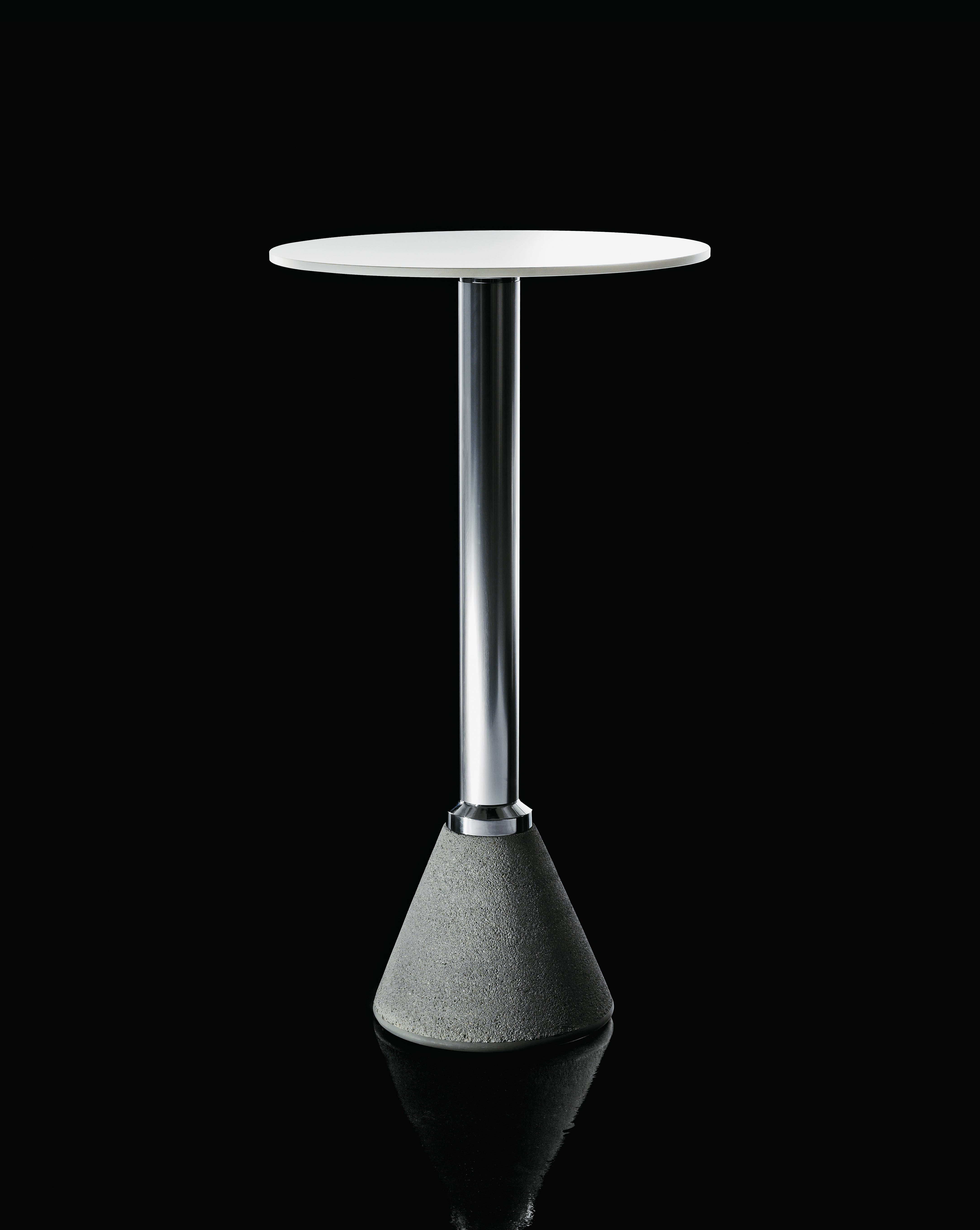 TABLE_ONE BISTROT schwarzer runder Gartentisch mit dunklem Betonsockel