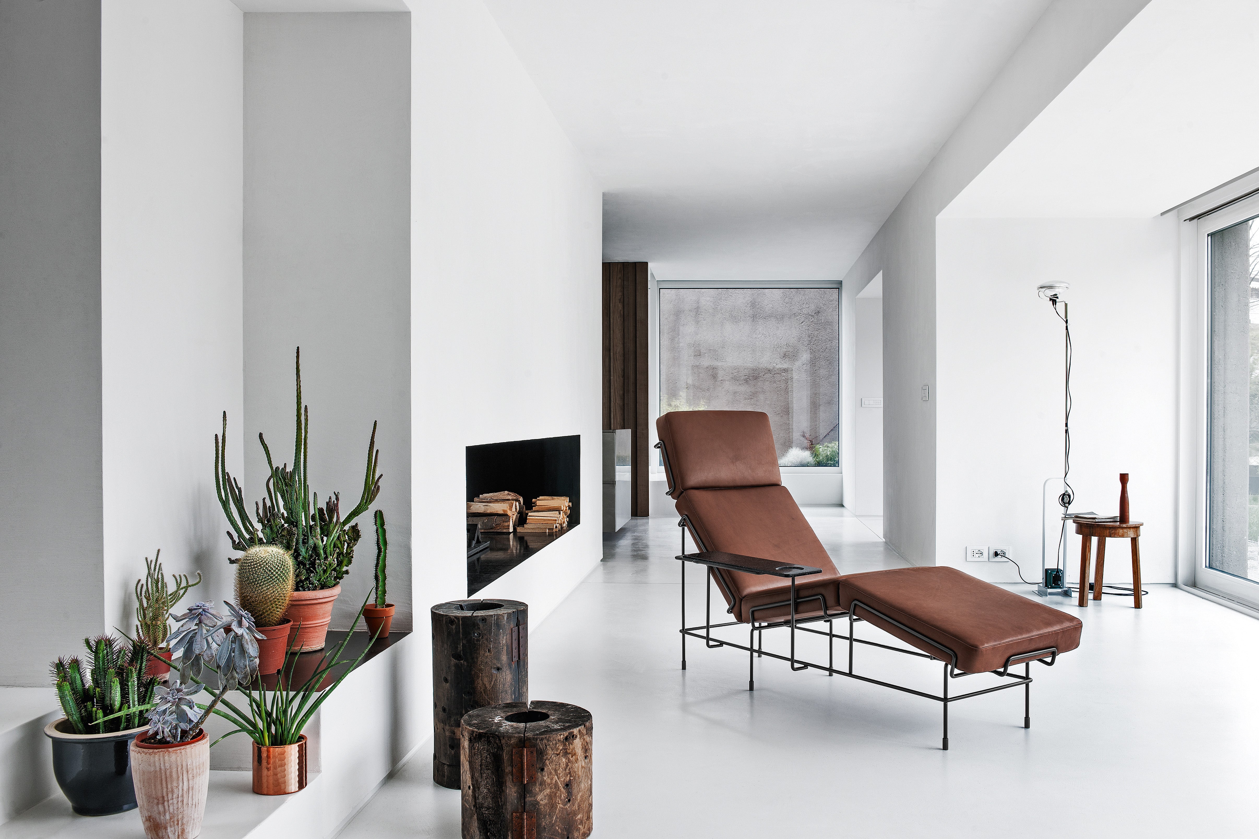 TRAFFIC upholstered daybed with a white steel base
