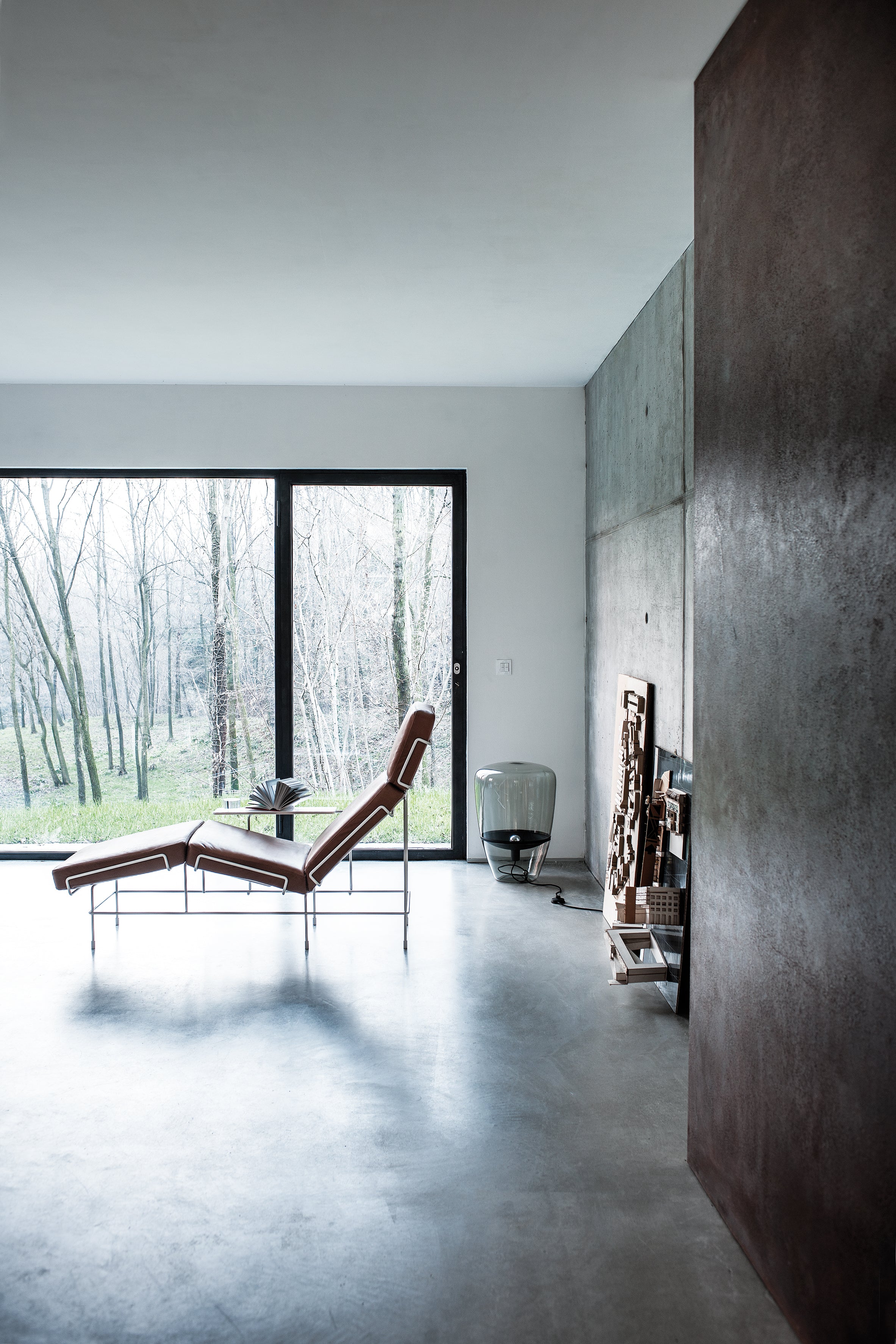 TRAFFIC upholstered daybed with a white steel base