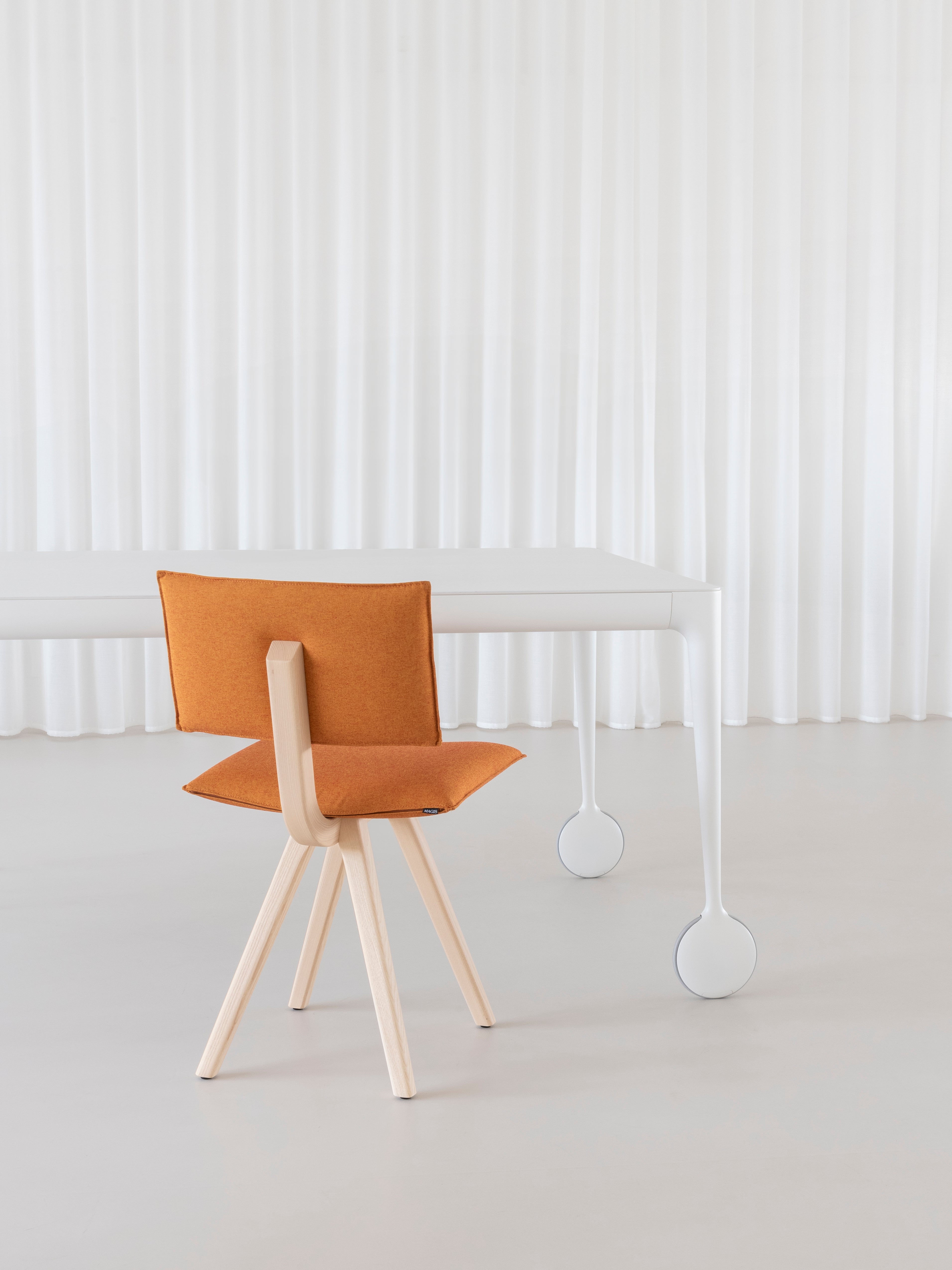 TRAVE upholstered chair with a light ash base