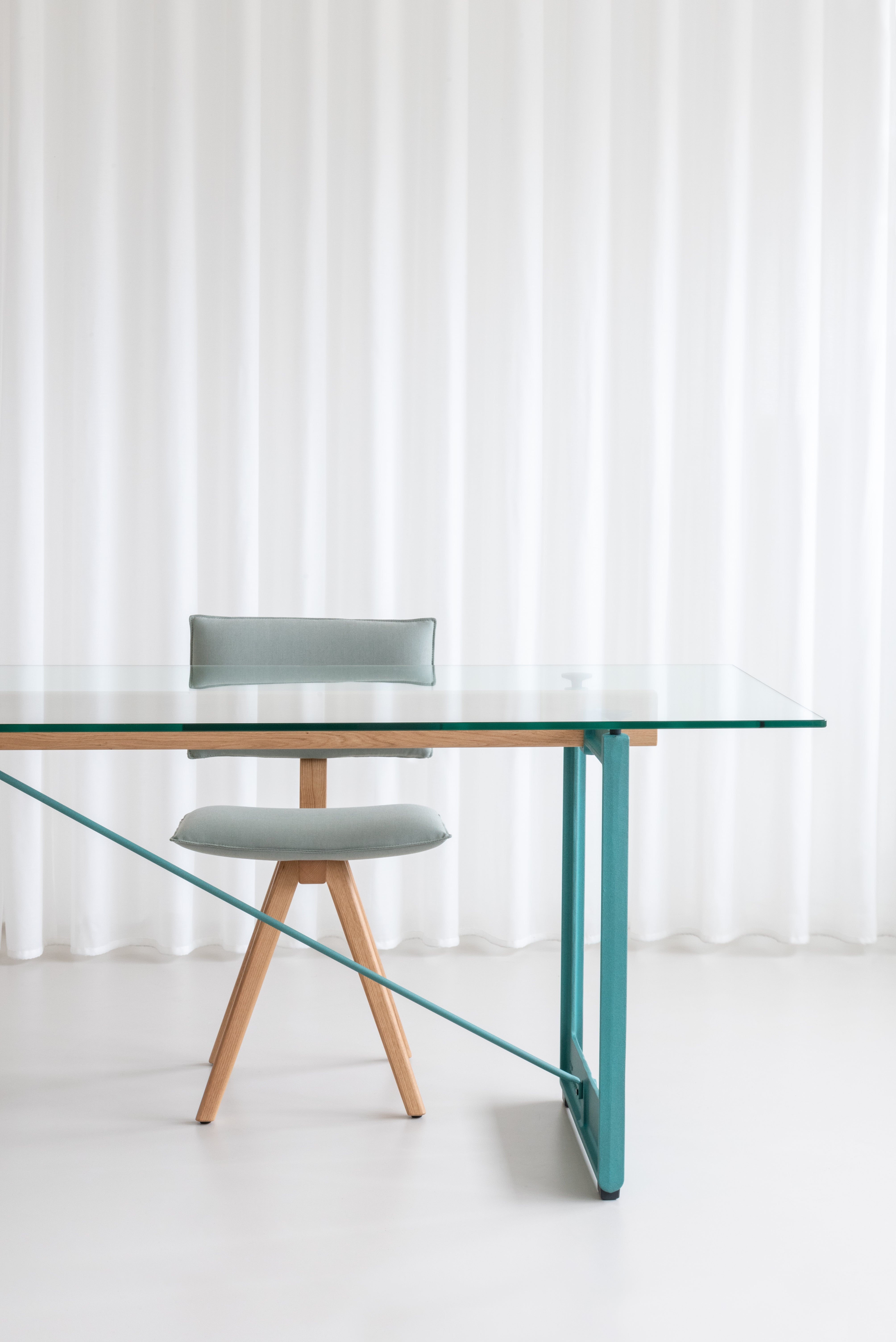 TRAVE upholstered chair with a light ash base