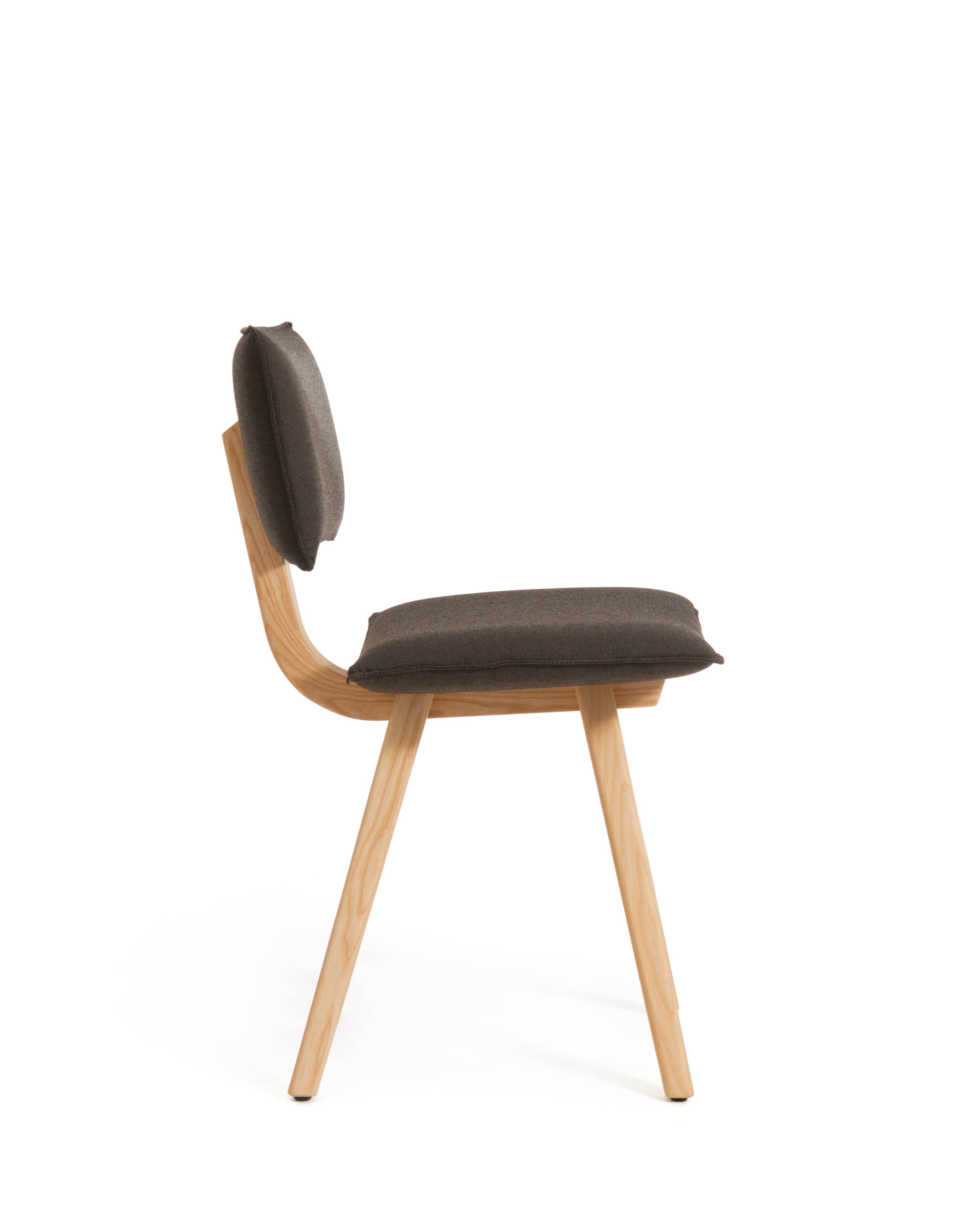 TRAVE upholstered chair with an ash base