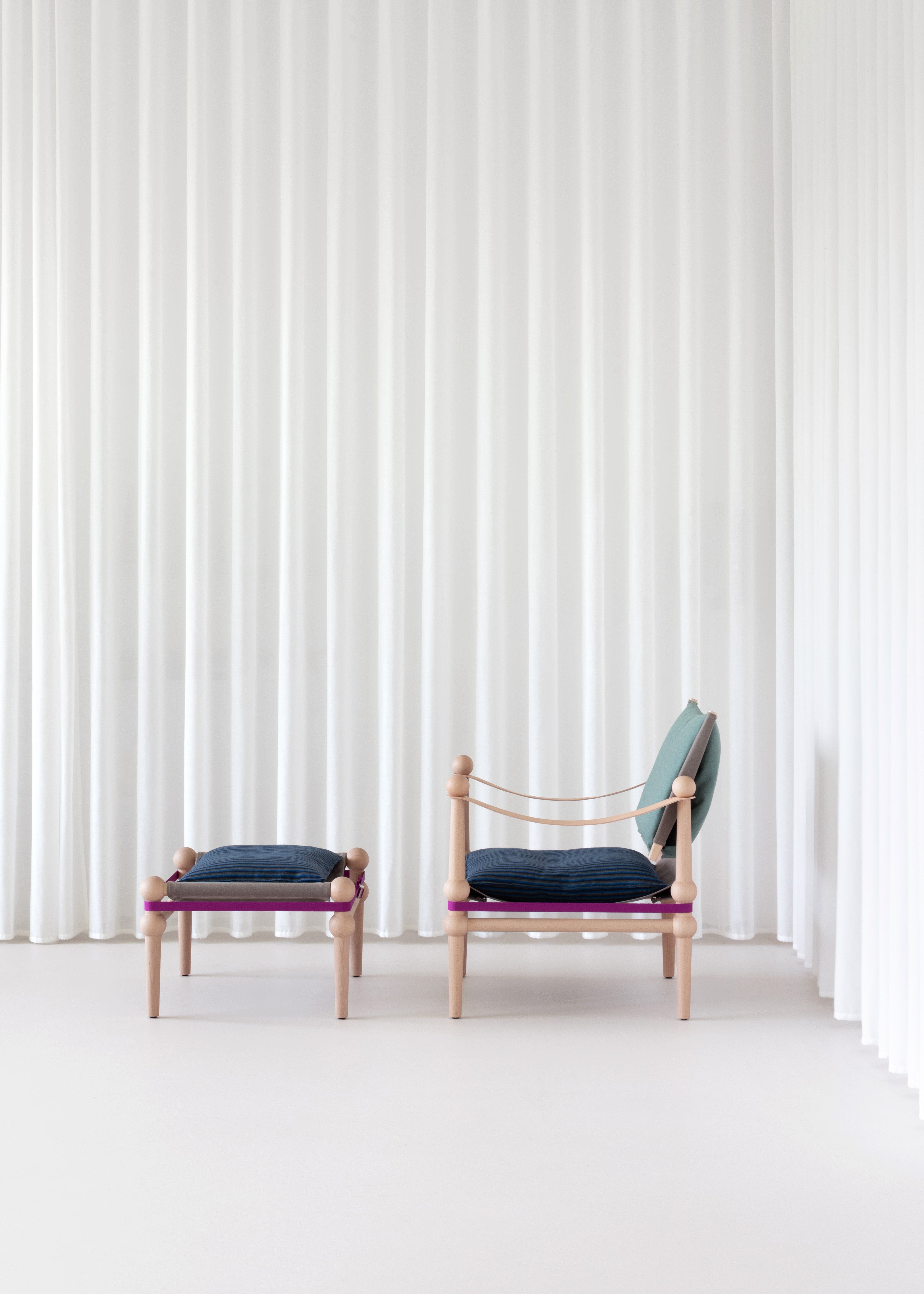 TWAIN armchair in navy green with a light beech base