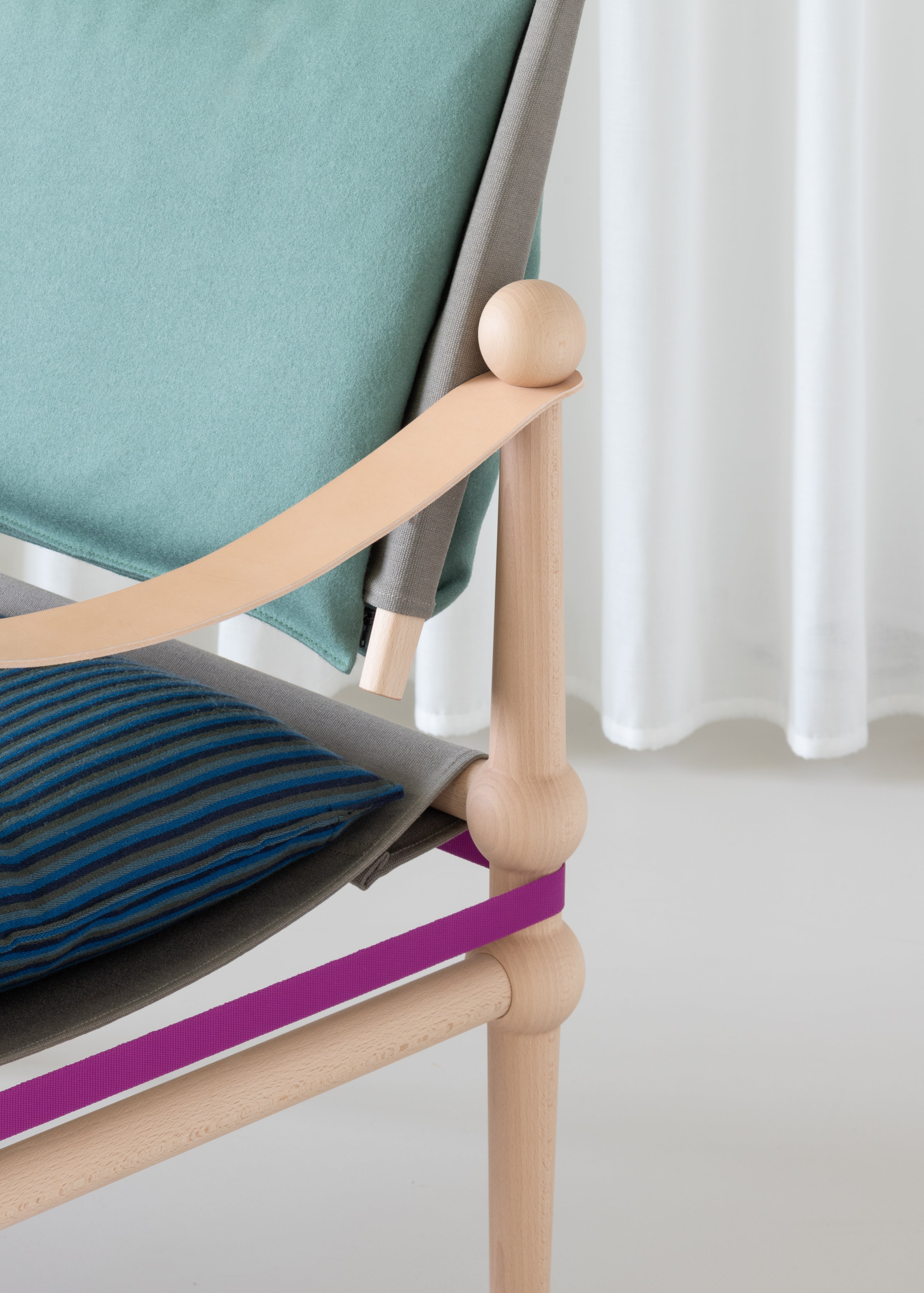 TWAIN armchair in navy green with a light beech base