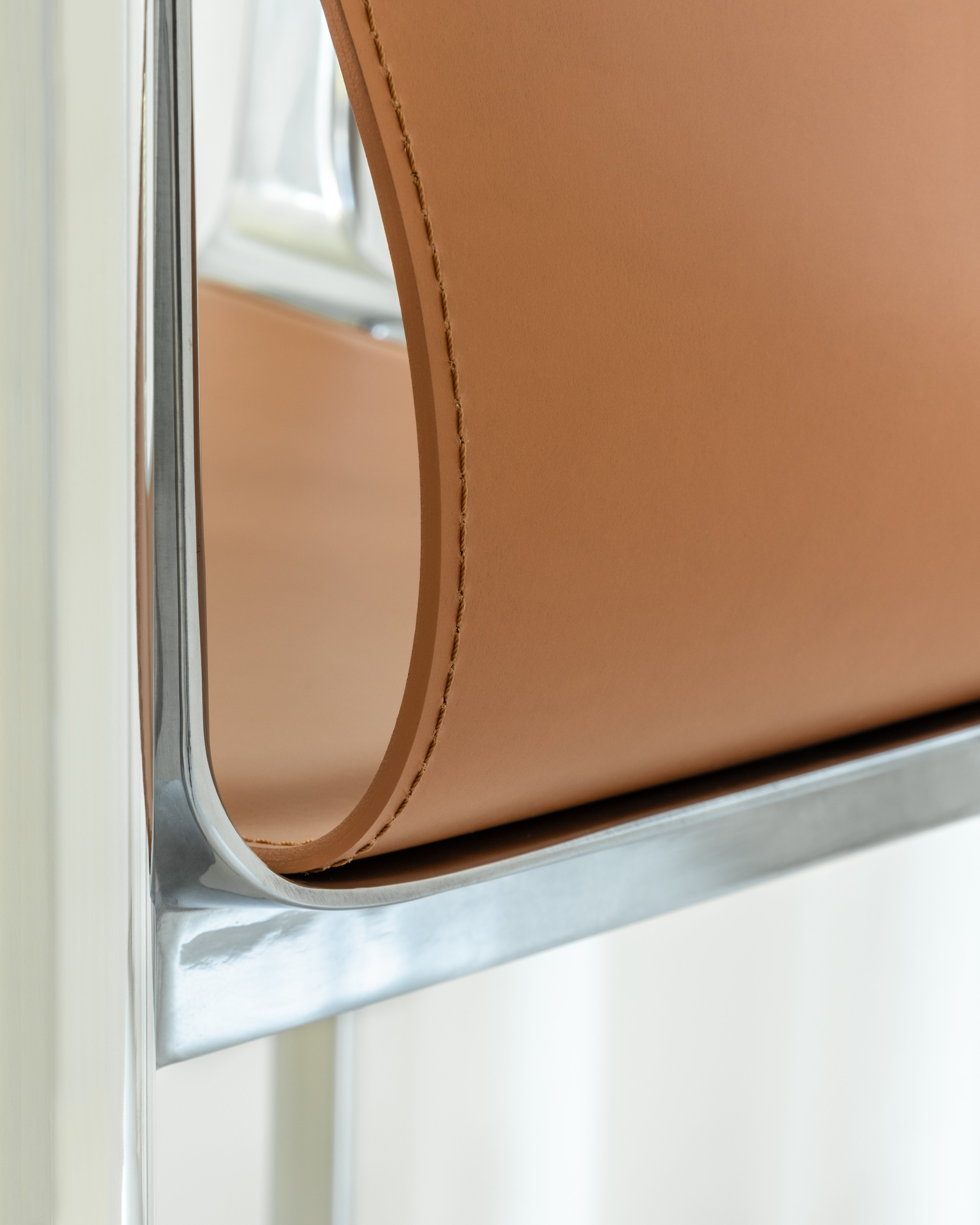 VENICE Stuhl aus Cognac-Leder mit poliertem Fuß