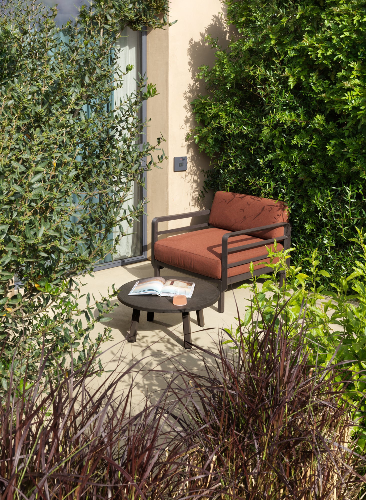 Außenstuhl MAXIMO in Zimt mit grünem Gestell