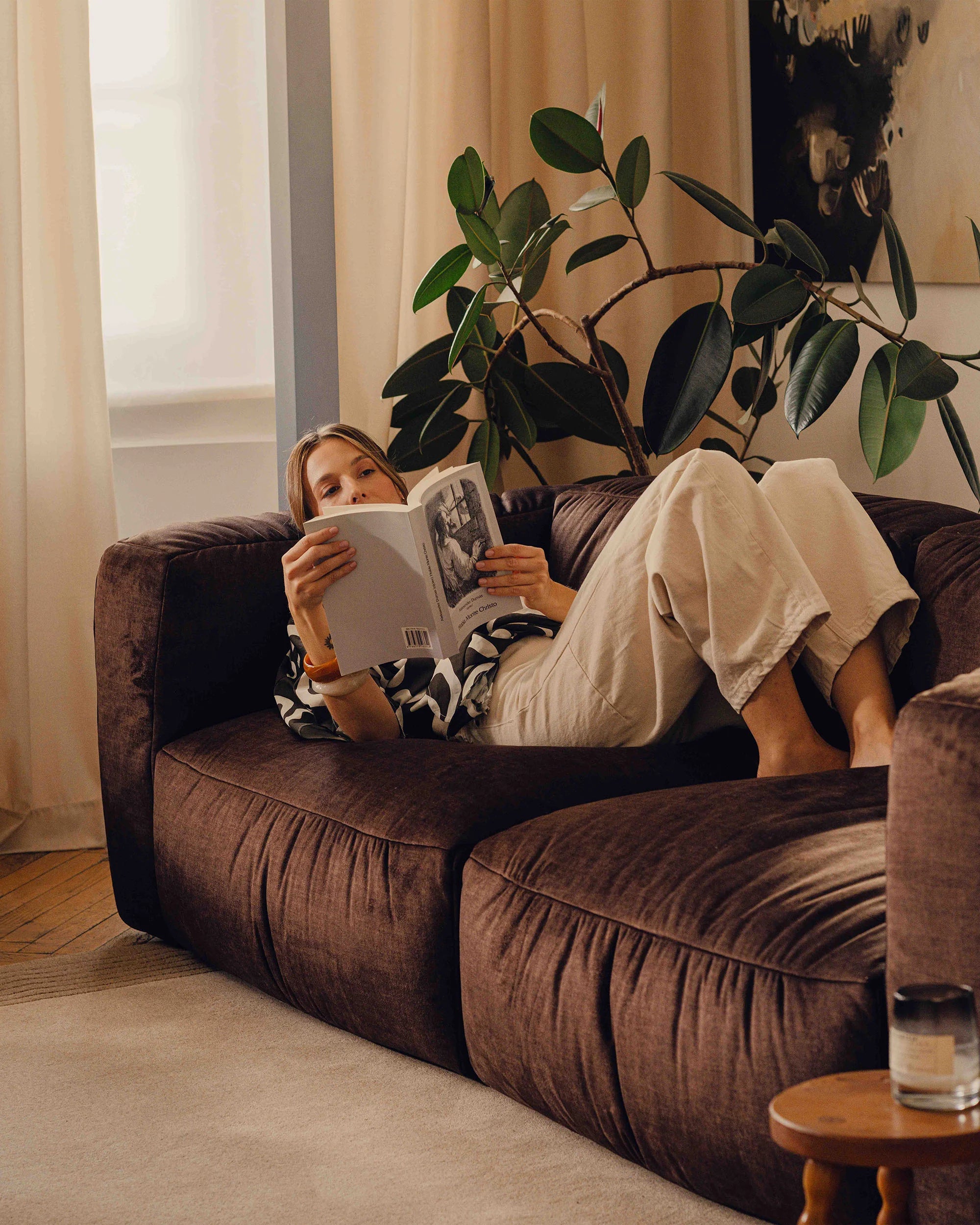 Panoramischer Samt-Ecksofa rechts MARTINA in Schokoladenfarbe