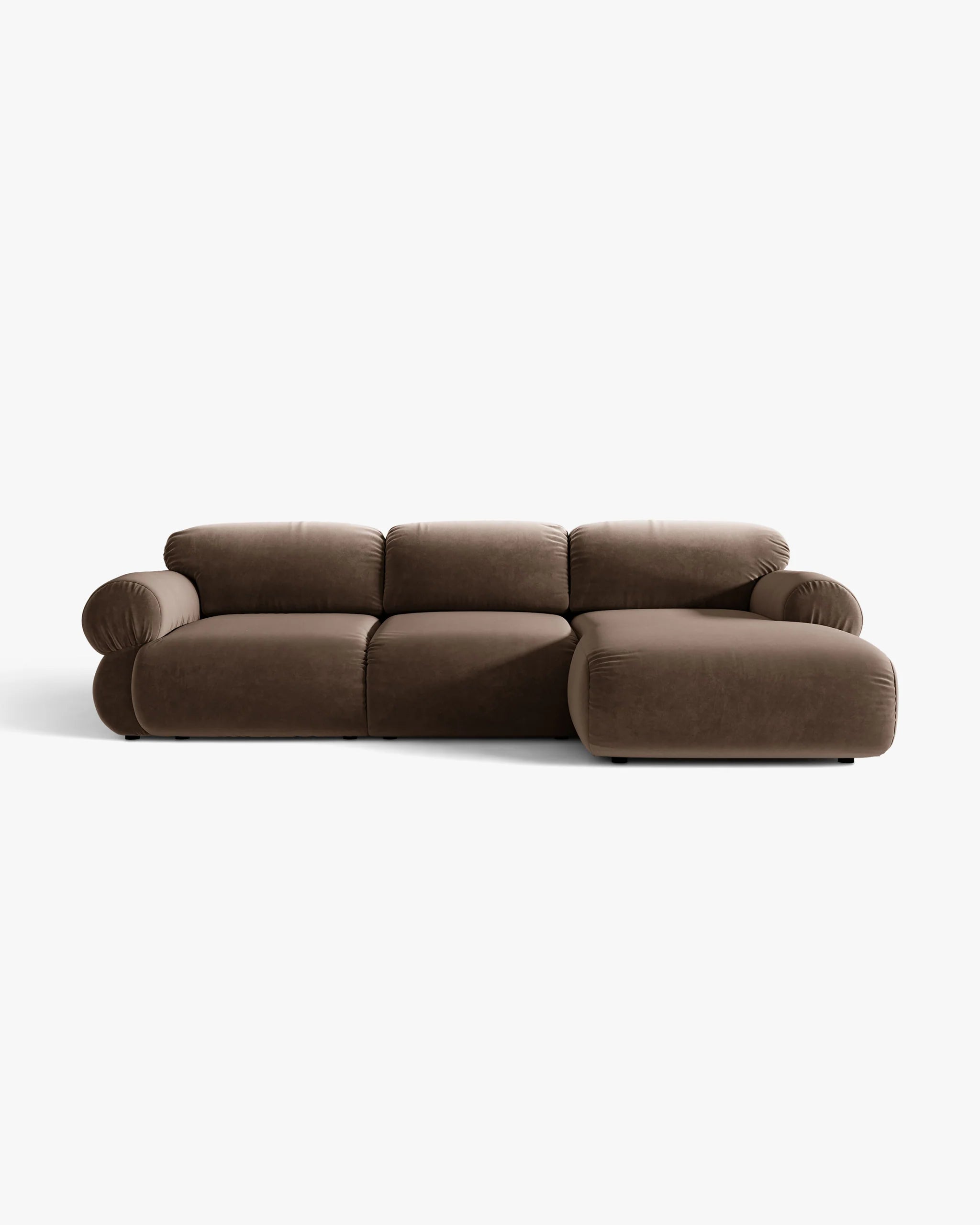 3-sitziges, samtweiches Ecksofa OPHELIA in Schokoladenfarbe, rechtsseitig.