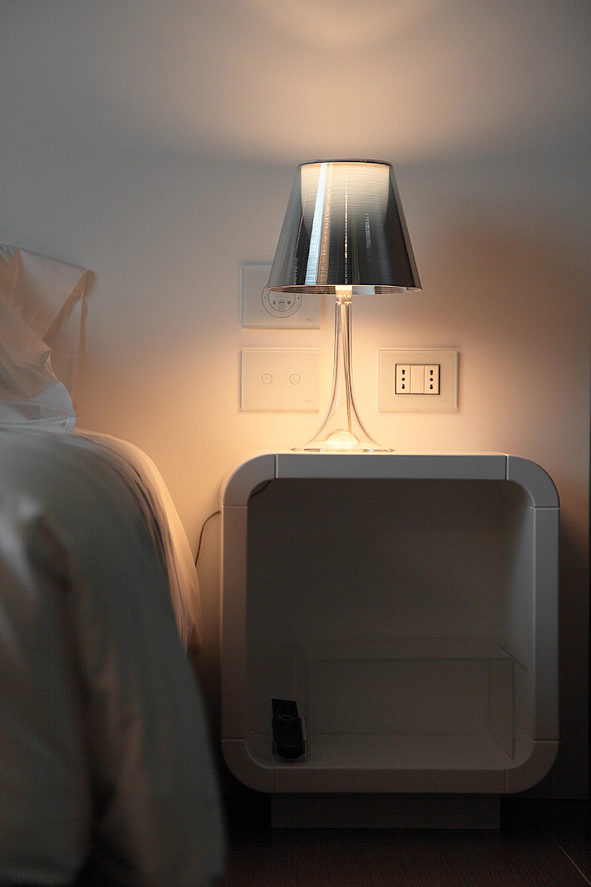 Tischlampe MISS K mit transparentem Schirm