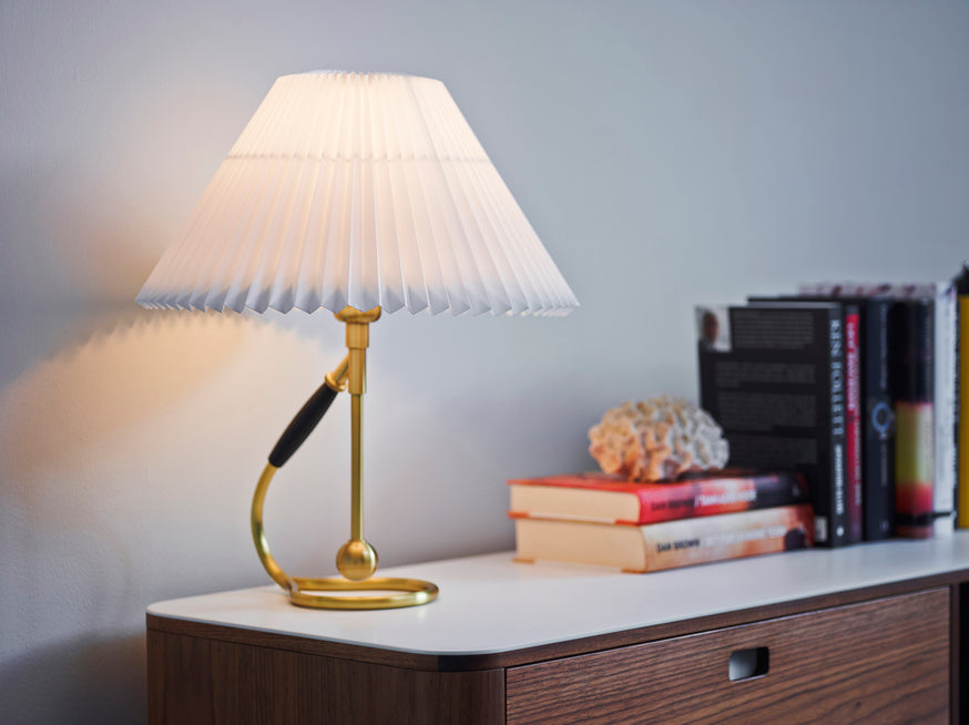 Lampe MODEL 306 weiß mit messingfarbener Basis