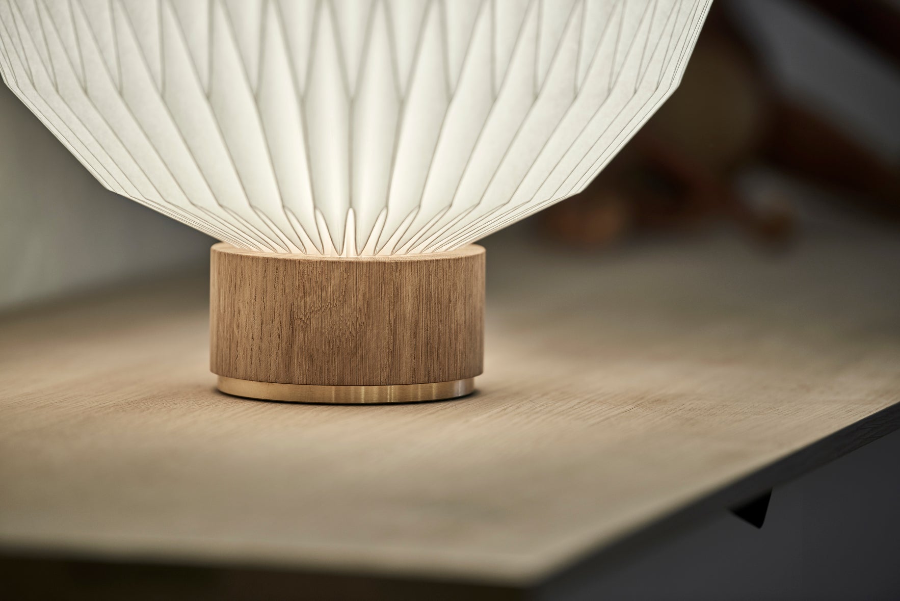 Table lamp MODEL 375 white with a light oak base