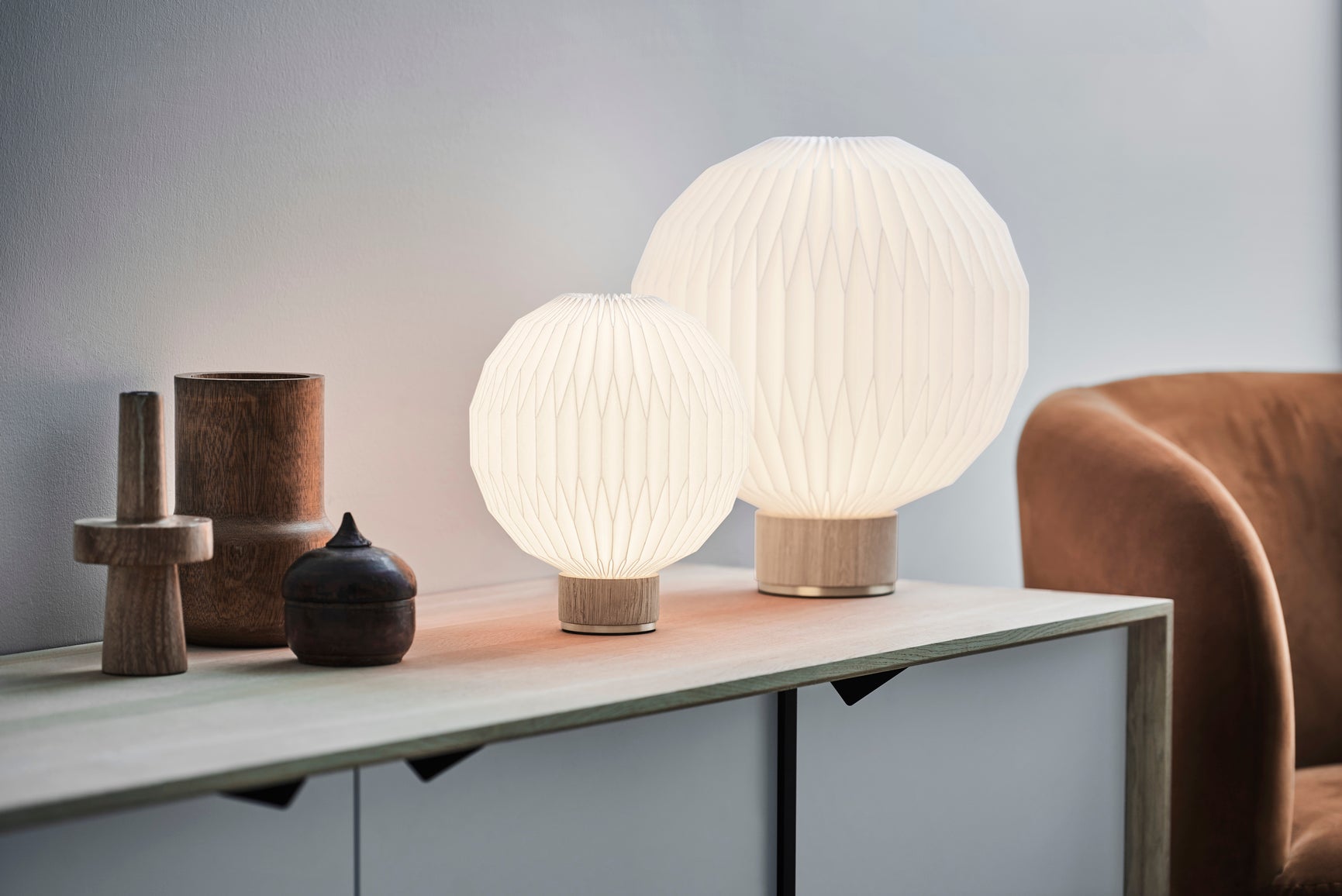 Table lamp MODEL 375 white with a light oak base