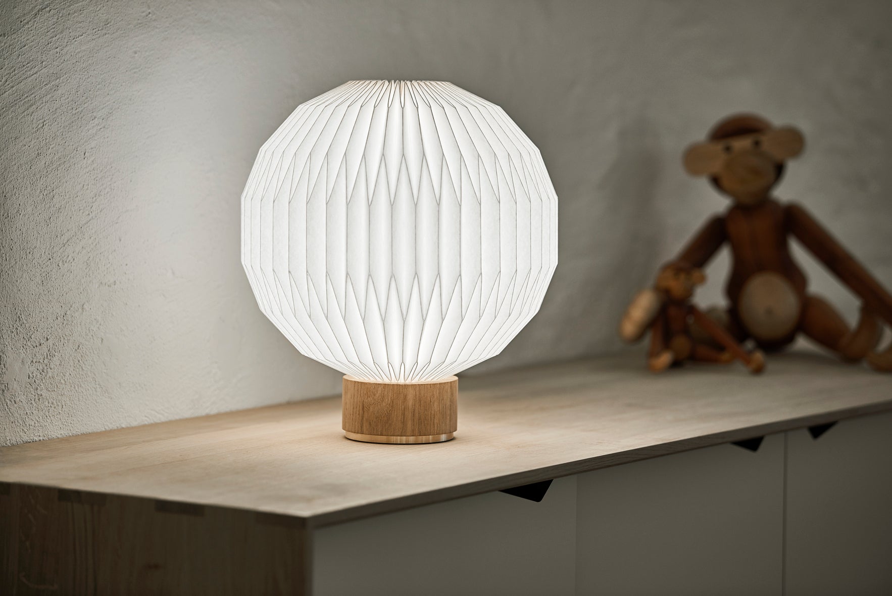 Table lamp MODEL 375 white with a light oak base