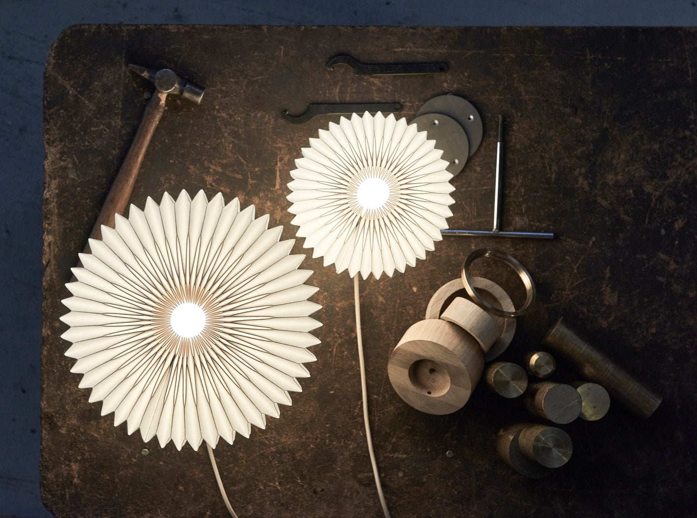 Table lamp MODEL 375 white with a light oak base