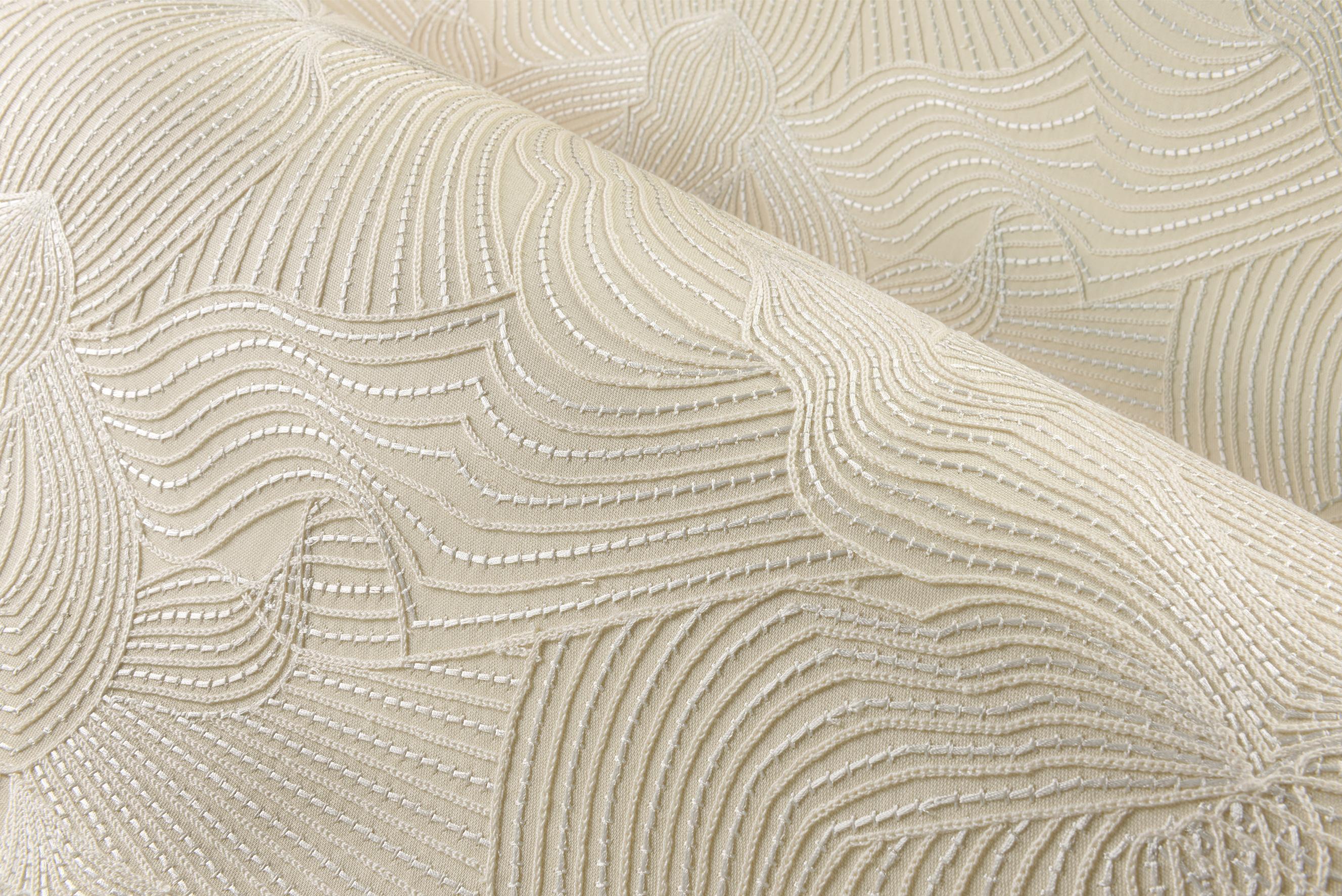 Textiltapete mit abstraktem Muster, bestickt mit Moiré-Effekt TECHNO BEE BESTICKT Elfenbein