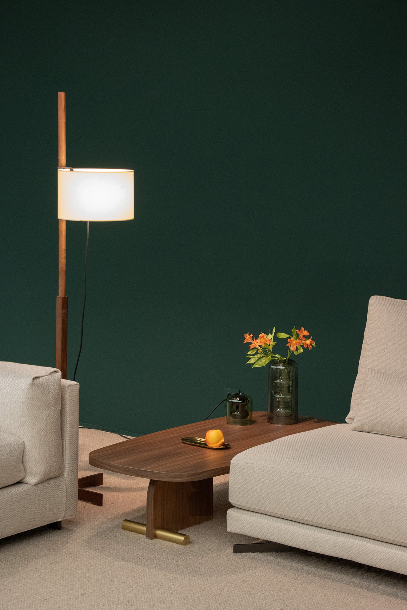 Ovaler Couchtisch NOVA aus Holzfurnier