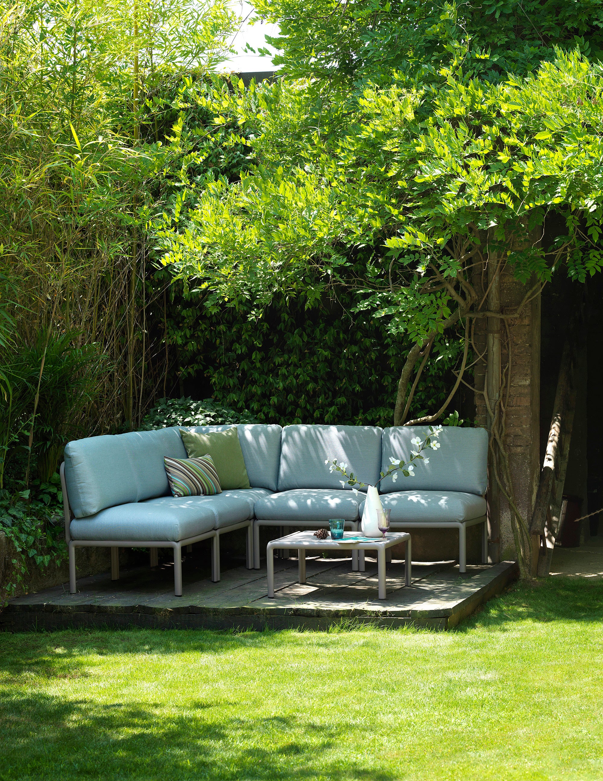 Modularer Außen-Ecksofa KOMODO 5 beige Sunbrella® mit taupefarbenem Gestell