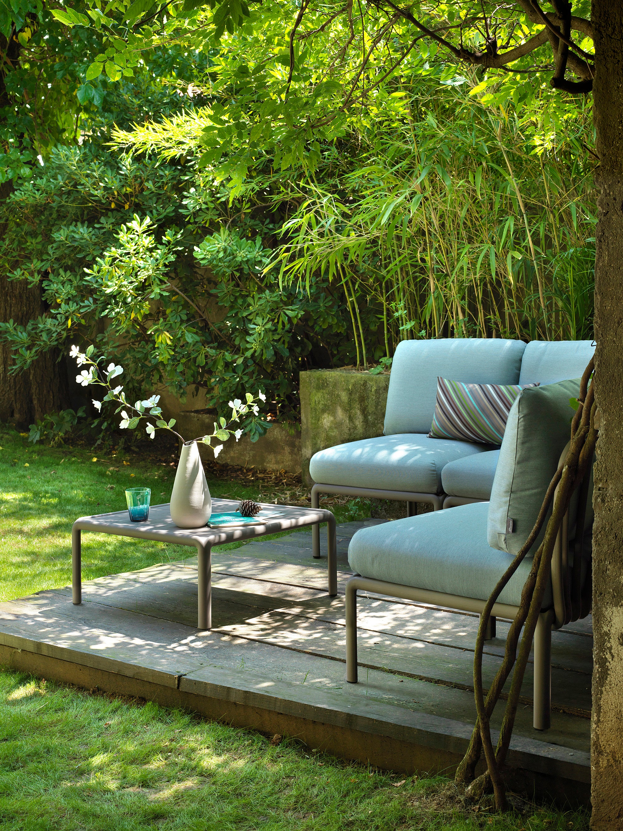 Modularer Außen-Ecksofa KOMODO 5 beige Sunbrella® mit taupefarbenem Gestell