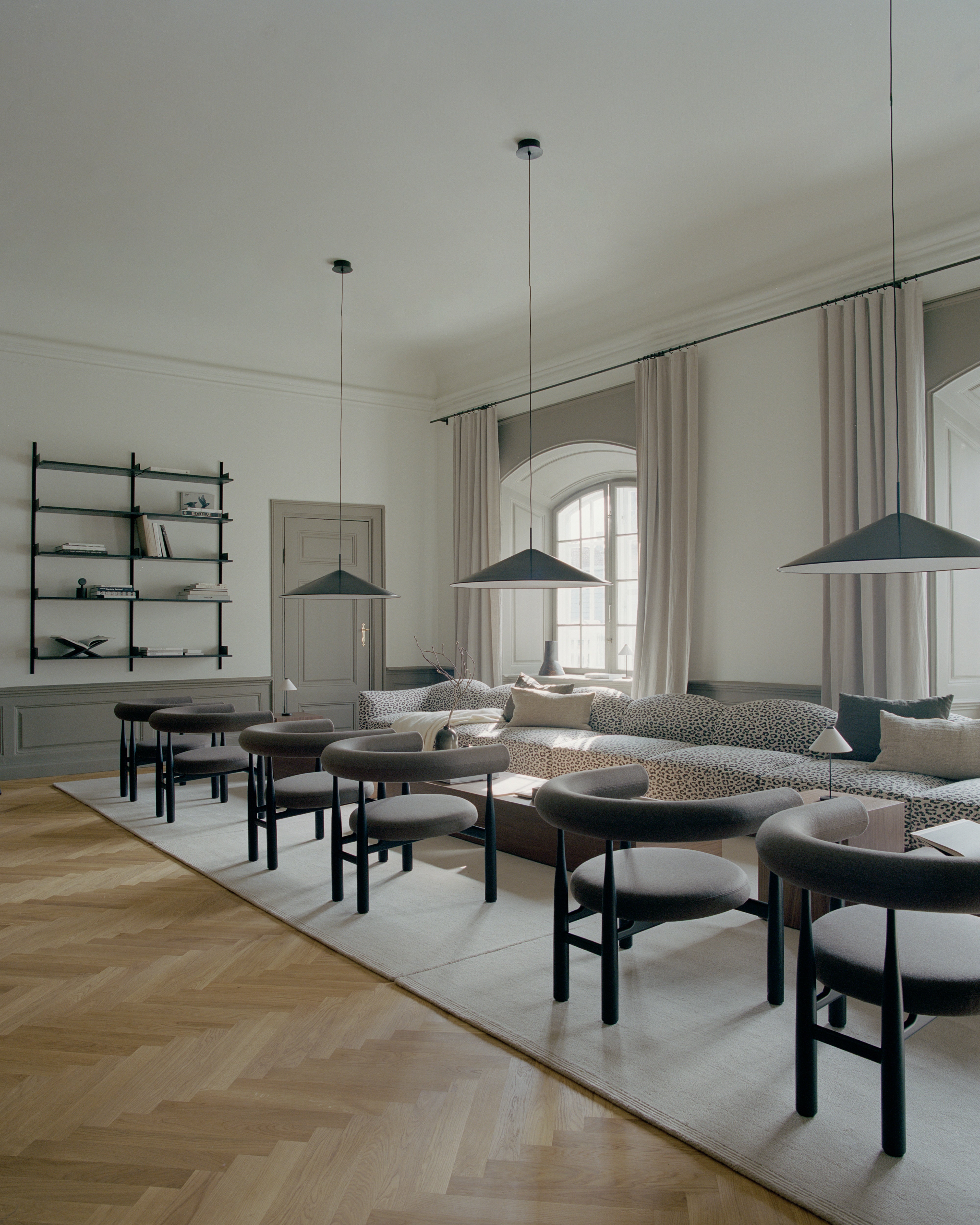 Polsterstuhl BUKOWSKI mit schwarzem Buchenfuß