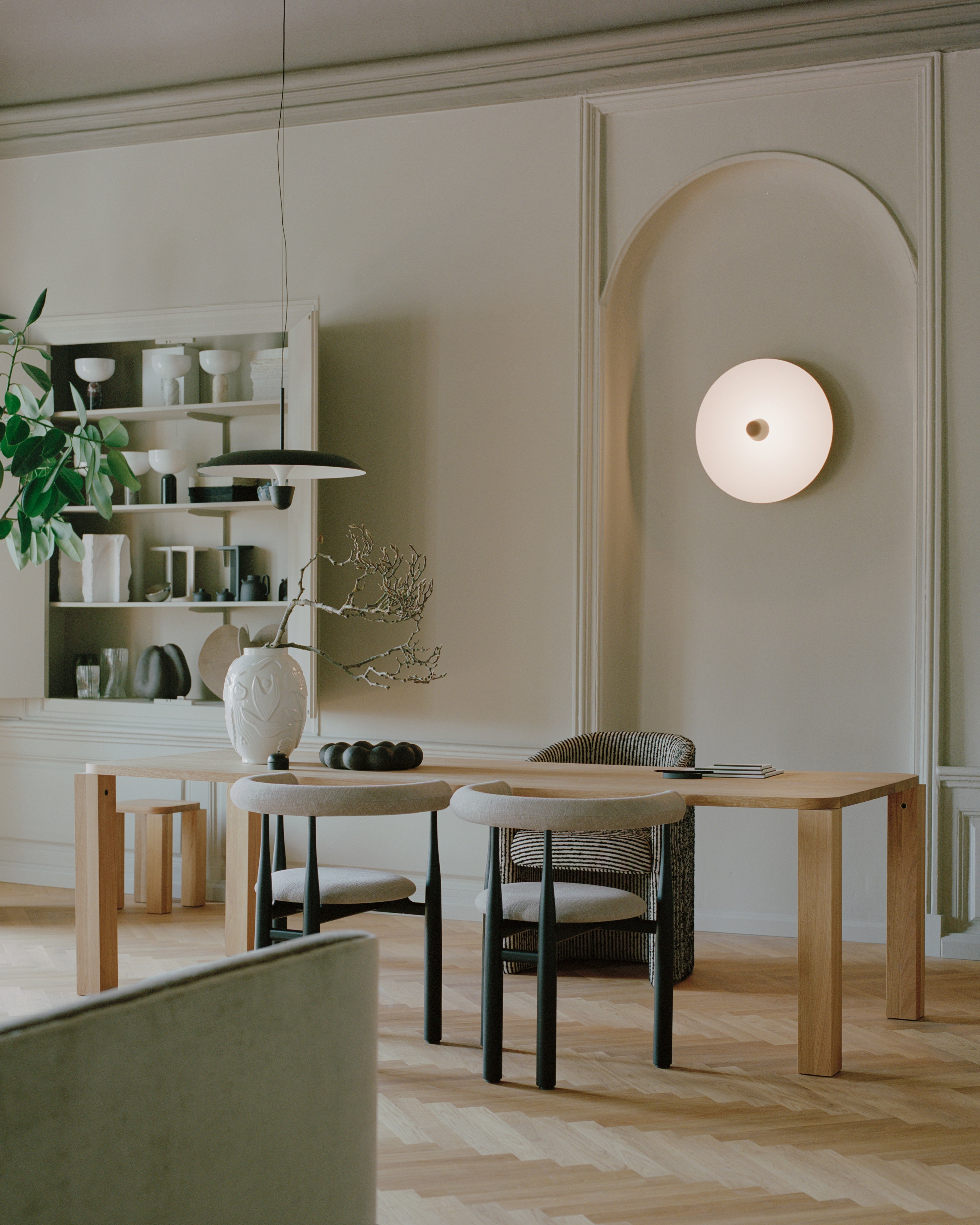 Vollständig gepolsterter BUKOWSKI Stuhl mit schwarzem Buchenfuß