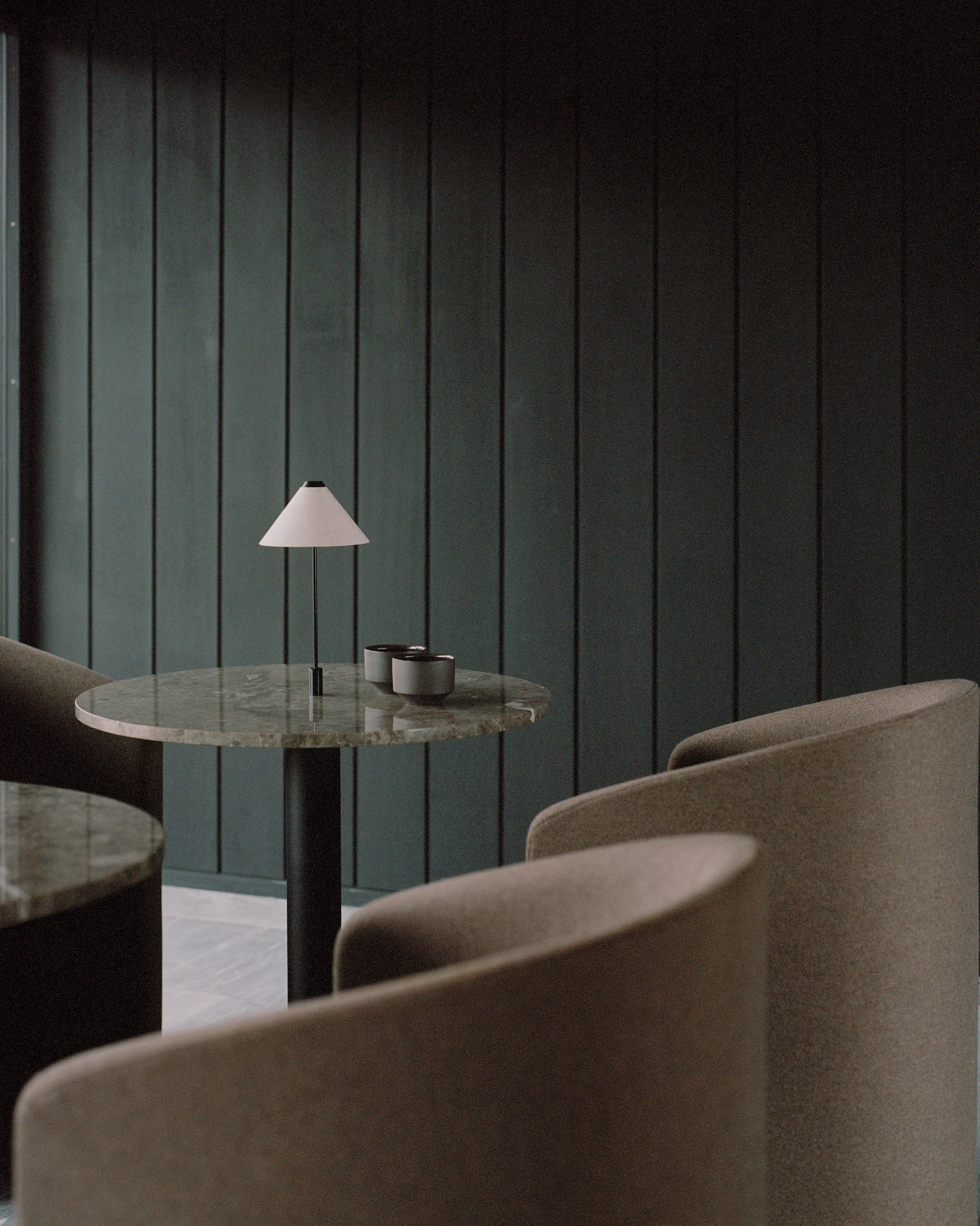 Tragbare Lampe BROLLY IN Leinen mit schwarzem Sockel